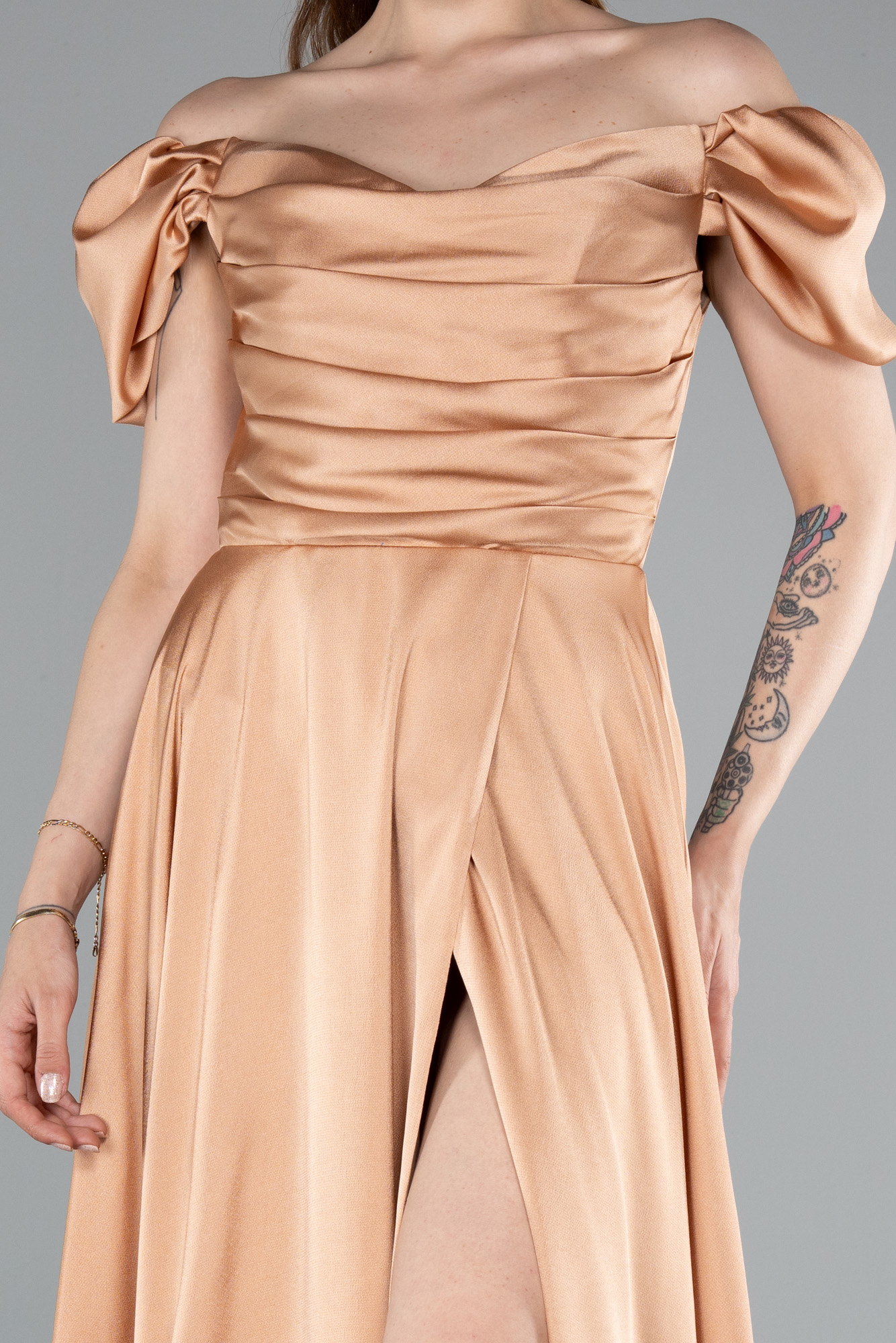 Somon Kayık Yaka Yırtmaçlı Uzun Saten Abiye ABU5081 - Görsel 3