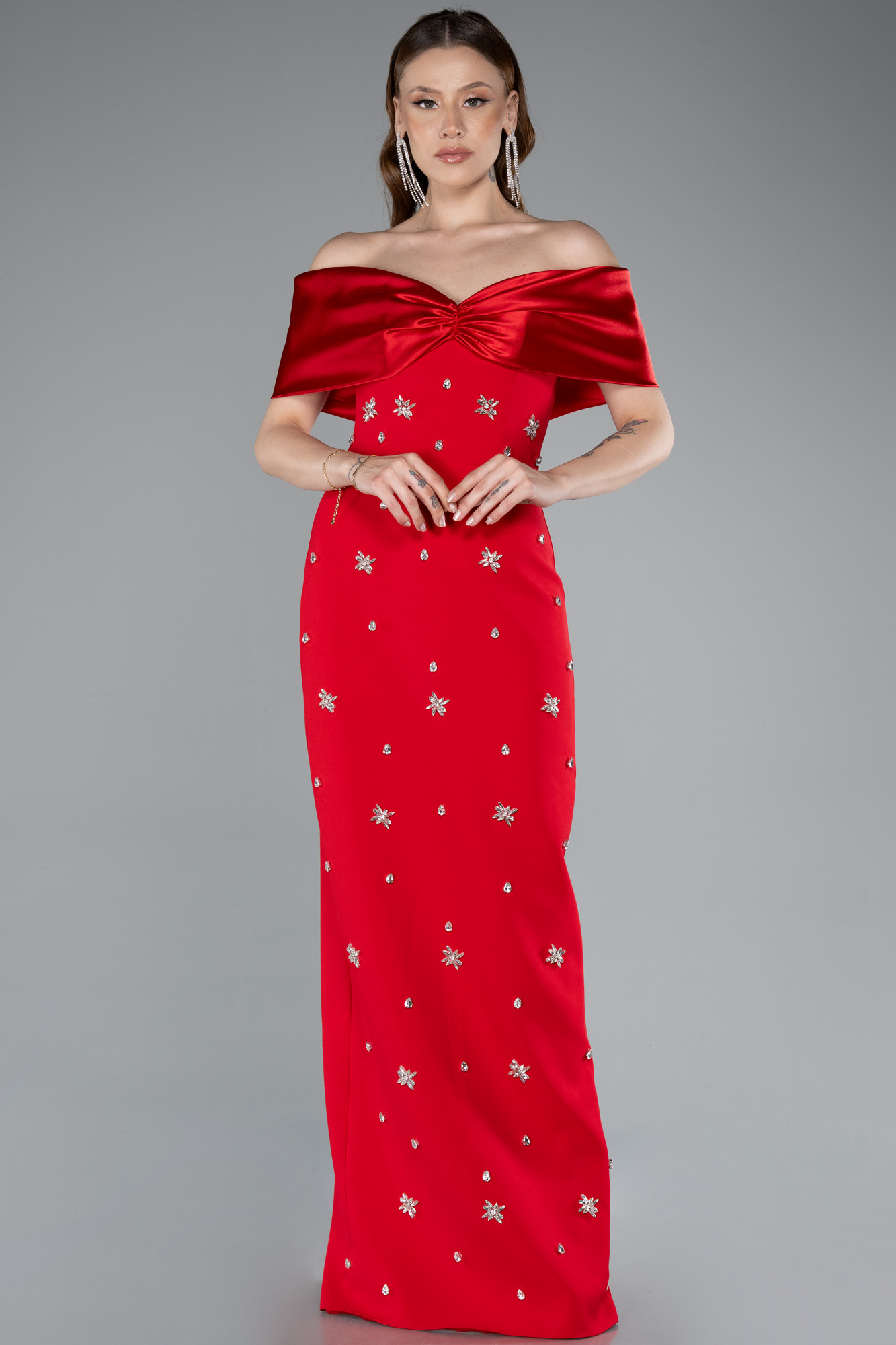 Kırmızı Saten Kayık Yaka Taşlı Uzun Abiye Elbise ABU4973