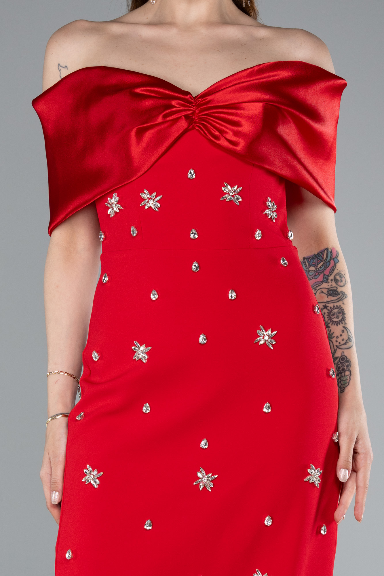 Kırmızı Saten Kayık Yaka Taşlı Uzun Abiye Elbise ABU4973 - Görsel 3