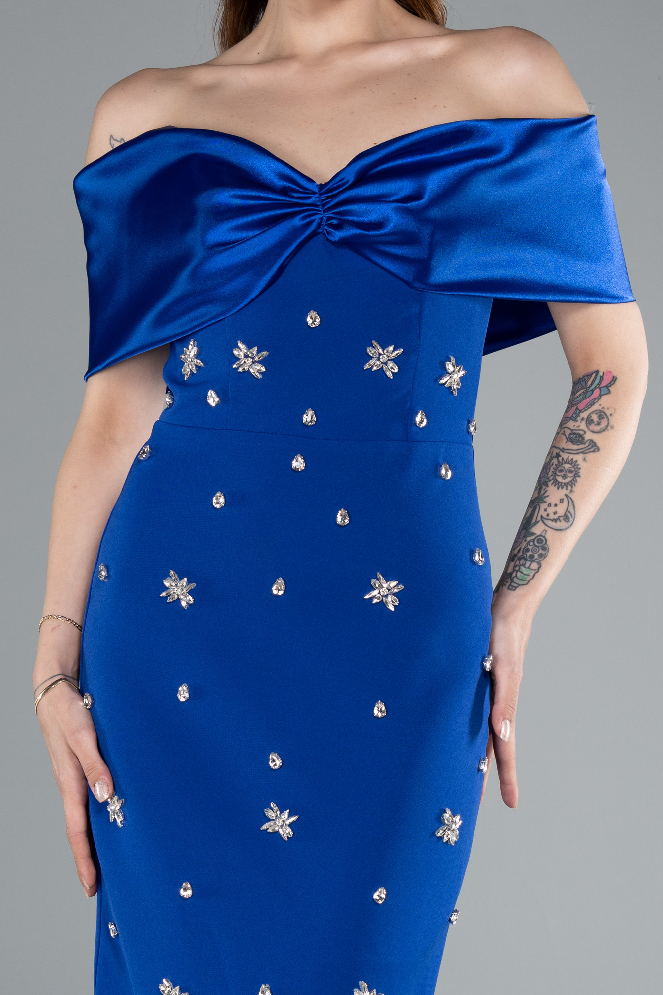 Saks Mavi Saten Kayık Yaka Taşlı Uzun Abiye Elbise ABU4973 - Görsel 3