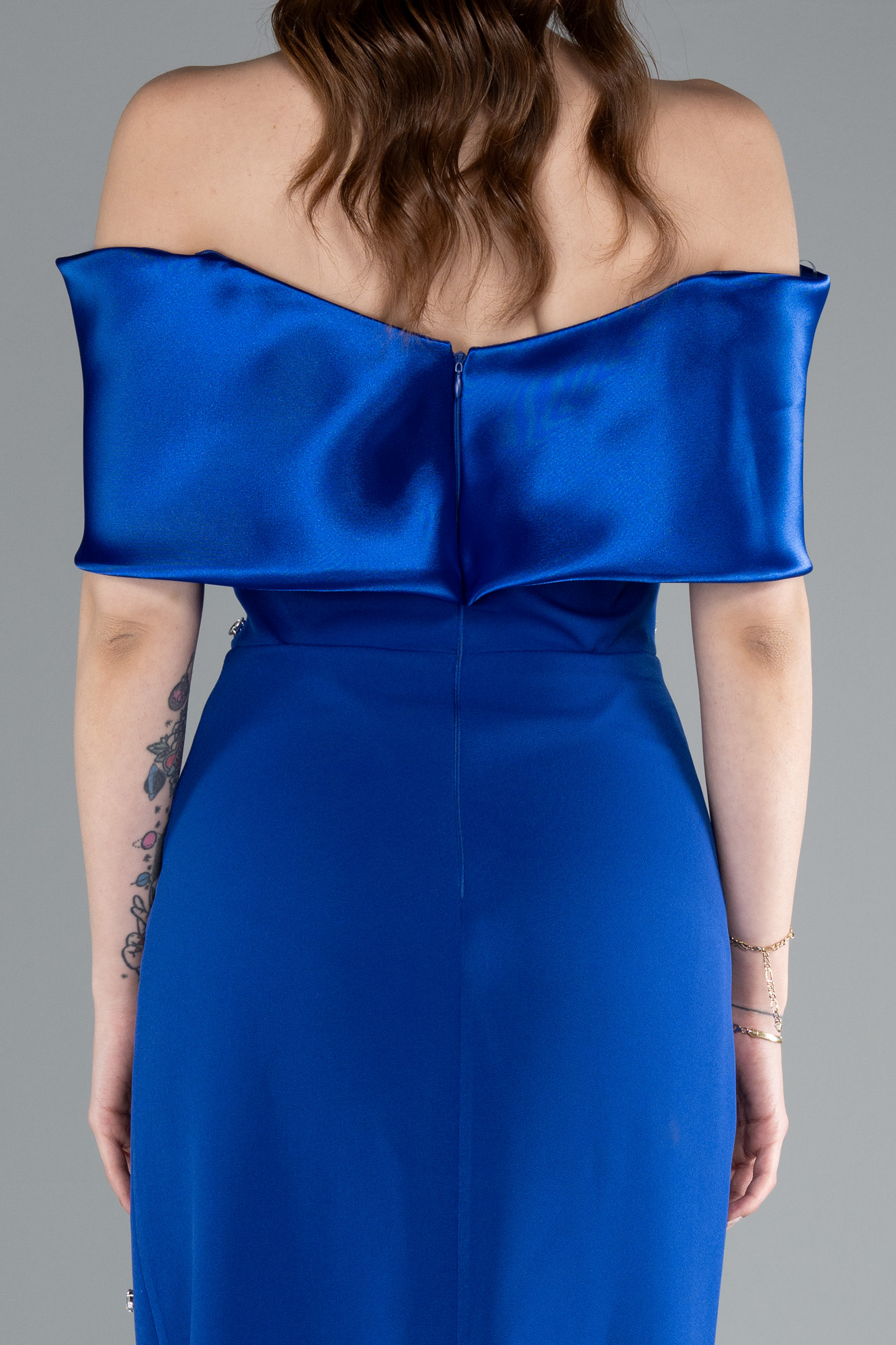 Saks Mavi Saten Kayık Yaka Taşlı Uzun Abiye Elbise ABU4973 - Görsel 4