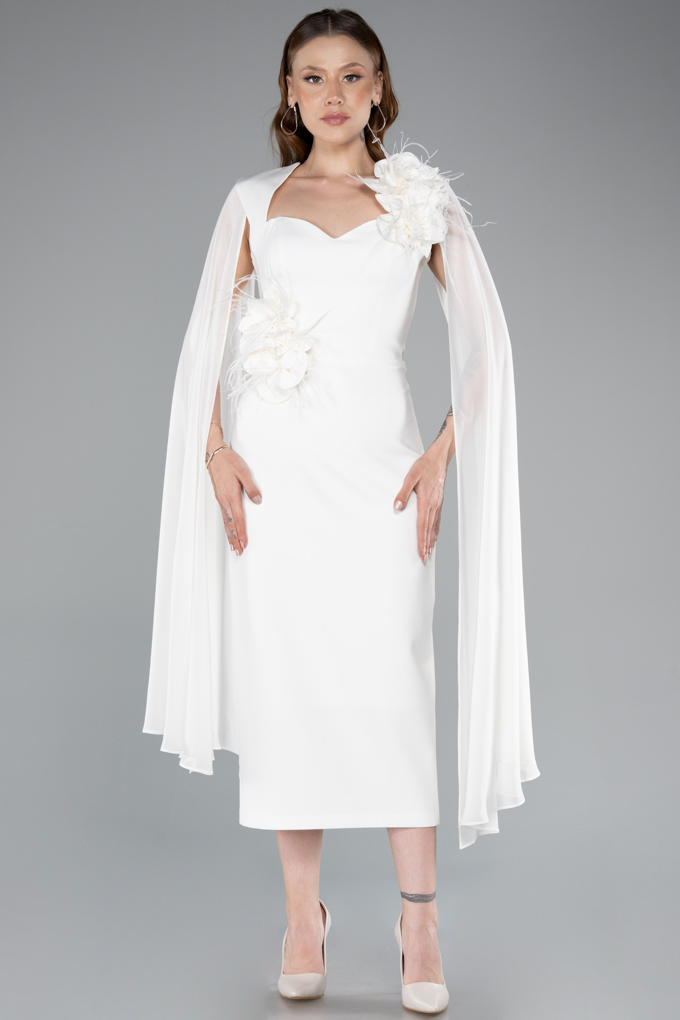 Ekru Şal Kol Çiçek Aksesuarlı Midi Davet Elbisesi ABK2355