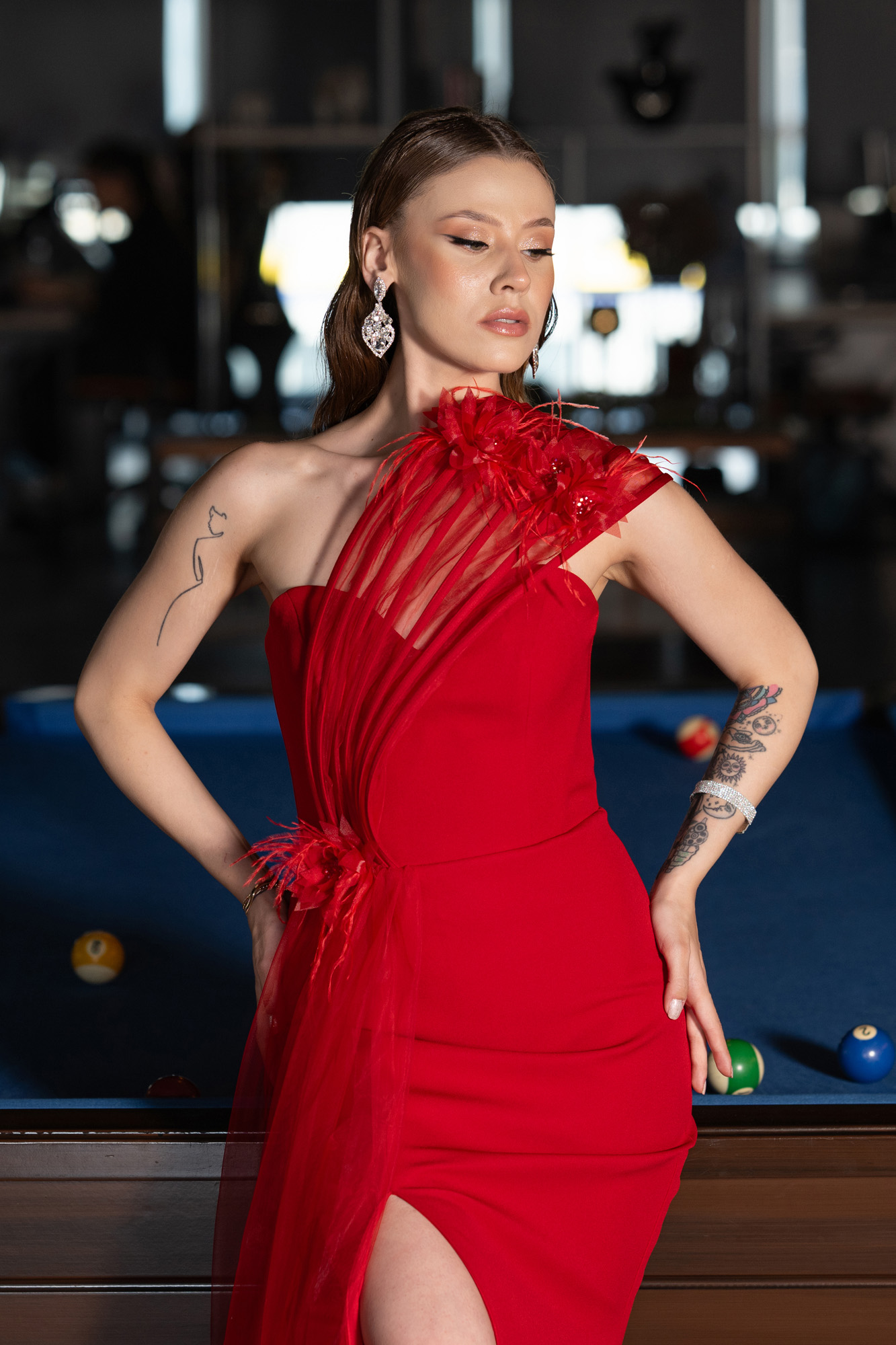 Kırmızı Tek Omuz Çiçek Aksesuarlı Yırtmaçlı Uzun Abiye ABU4969