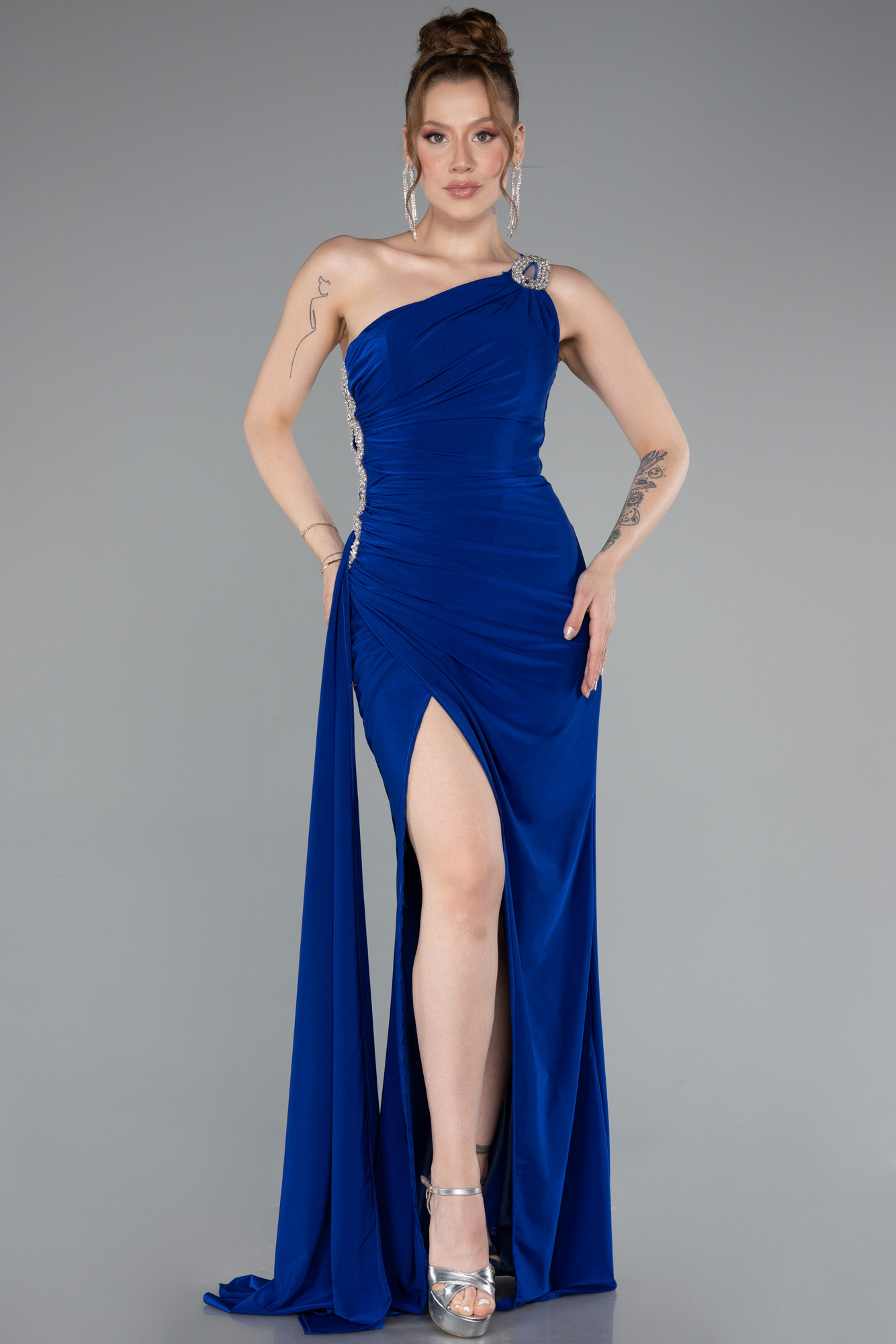 Saks Mavi Taşlı Tek Omuz Bacak Dekolteli Uzun Abiye ABU2964