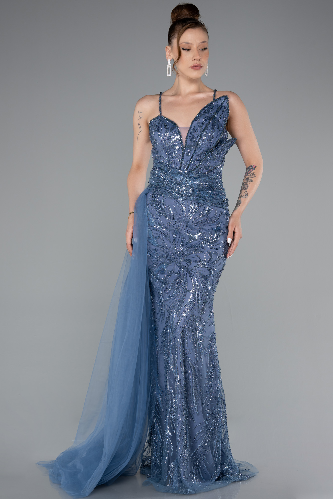 İndigo Askılı Kuyruklu Uzun Boncuklu Özel Tasarım Abiye Elbise ABU5003