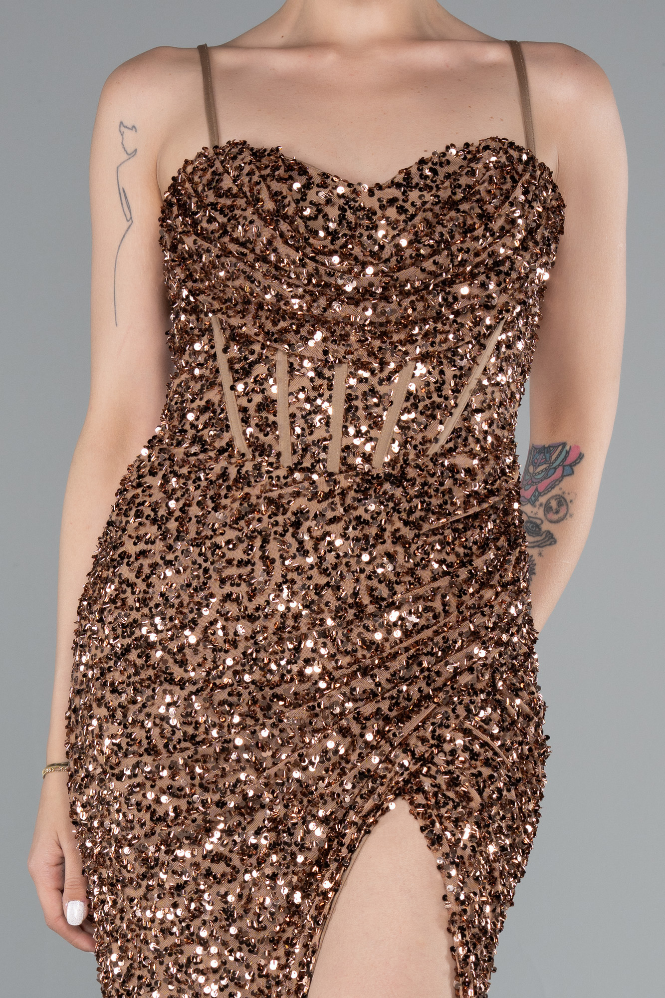 Bakır Yırtmaçlı Göğüs Drapeli Uzun Pullu Abiye Elbise ABU4842 - Görsel 3