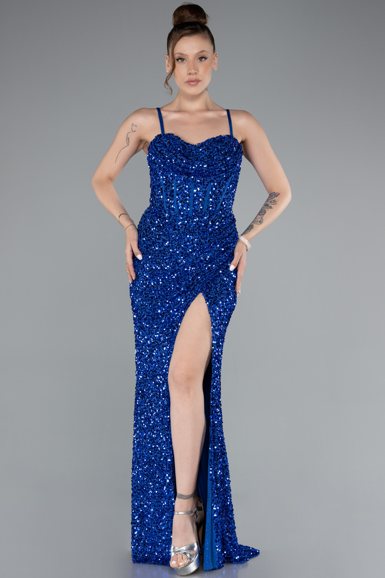 Saks Mavi Yırtmaçlı Göğüs Drapeli Uzun Pullu Abiye Elbise ABU4842