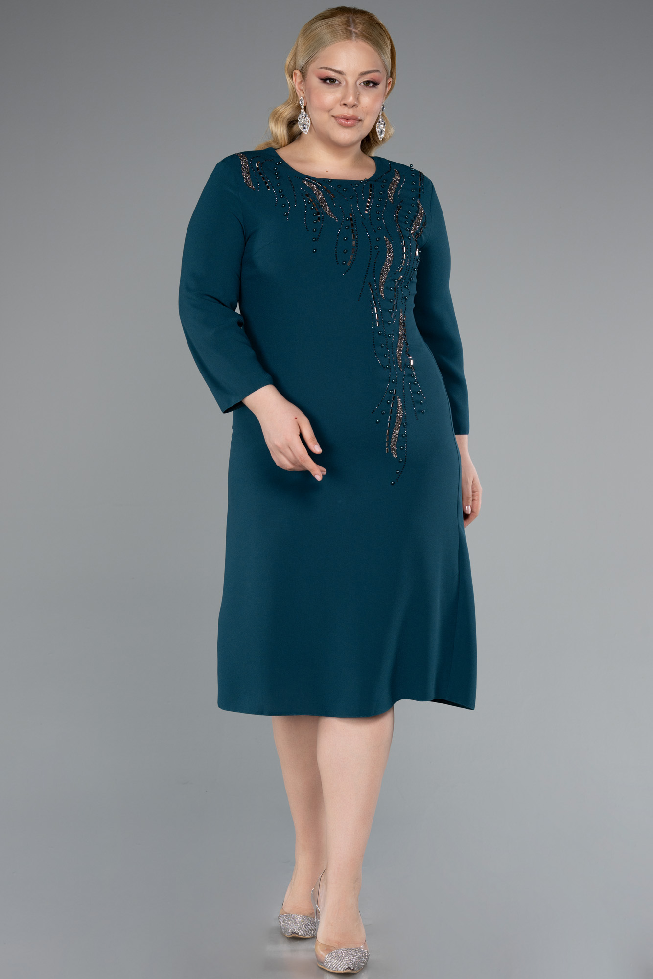 Zümrüt Yeşili Kapri Kol Taşlı Midi Büyük Beden Davet Elbisesi ABK2197