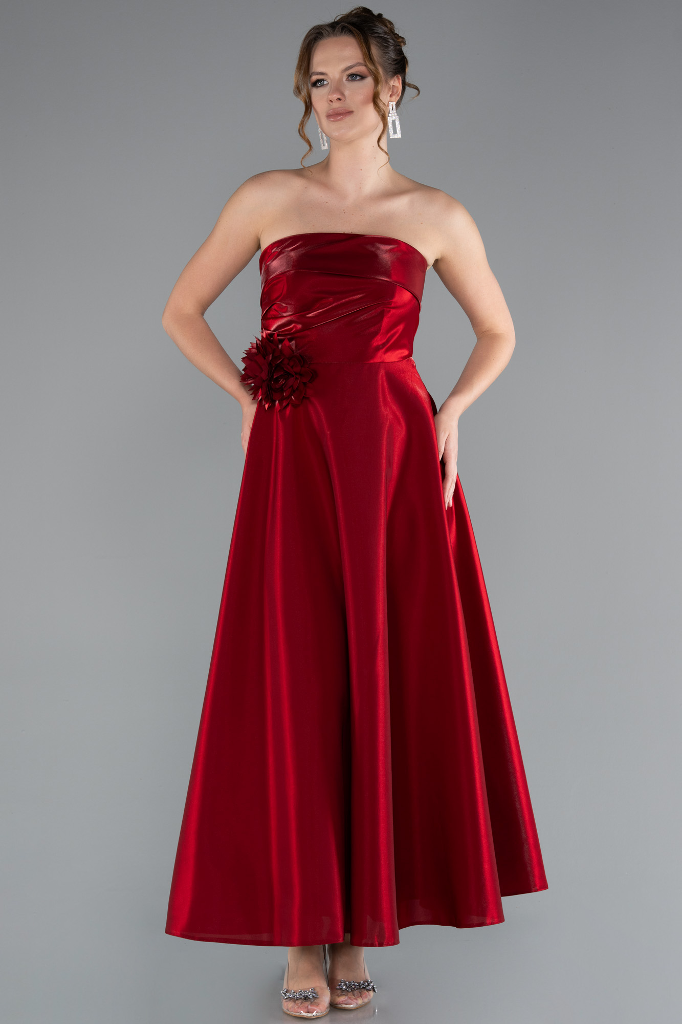 Bordo Straplez Çiçek Aksesuarlı Midi Saten Davet Elbisesi ABK2363