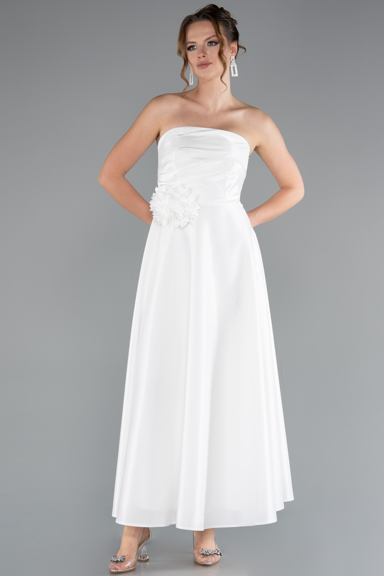 Bordo Straplez Çiçek Aksesuarlı Midi Saten Davet Elbisesi ABK2363 - Görsel 5