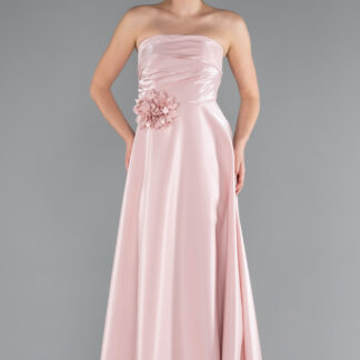 Pudra Straplez Çiçek Aksesuarlı Midi Saten Davet Elbisesi ABK2363