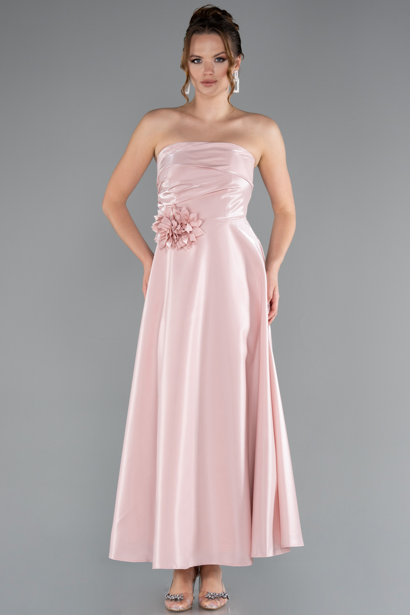 Pudra Straplez Çiçek Aksesuarlı Midi Saten Davet Elbisesi ABK2363
