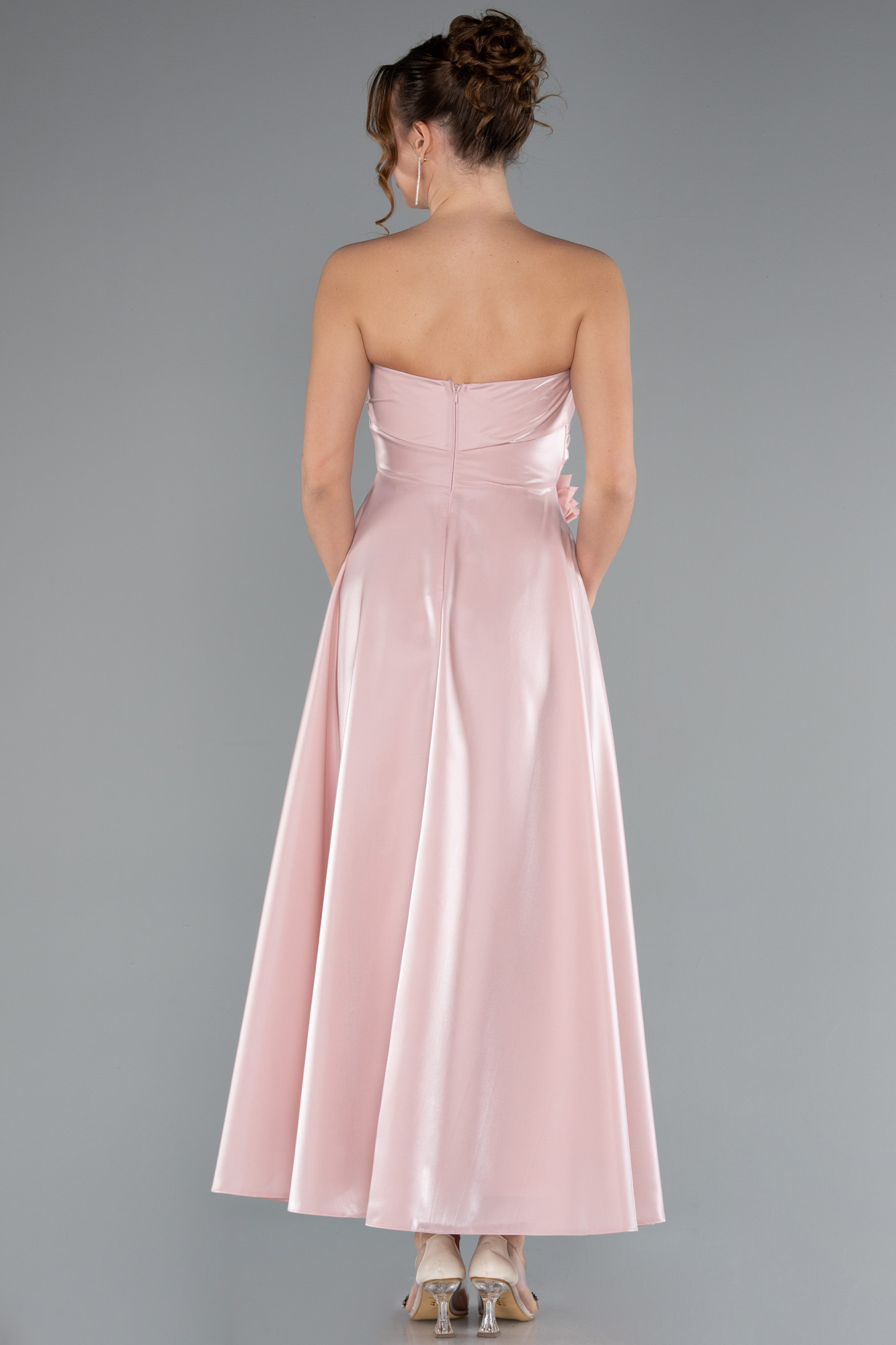 Pudra Straplez Çiçek Aksesuarlı Midi Saten Davet Elbisesi ABK2363 - Görsel 2