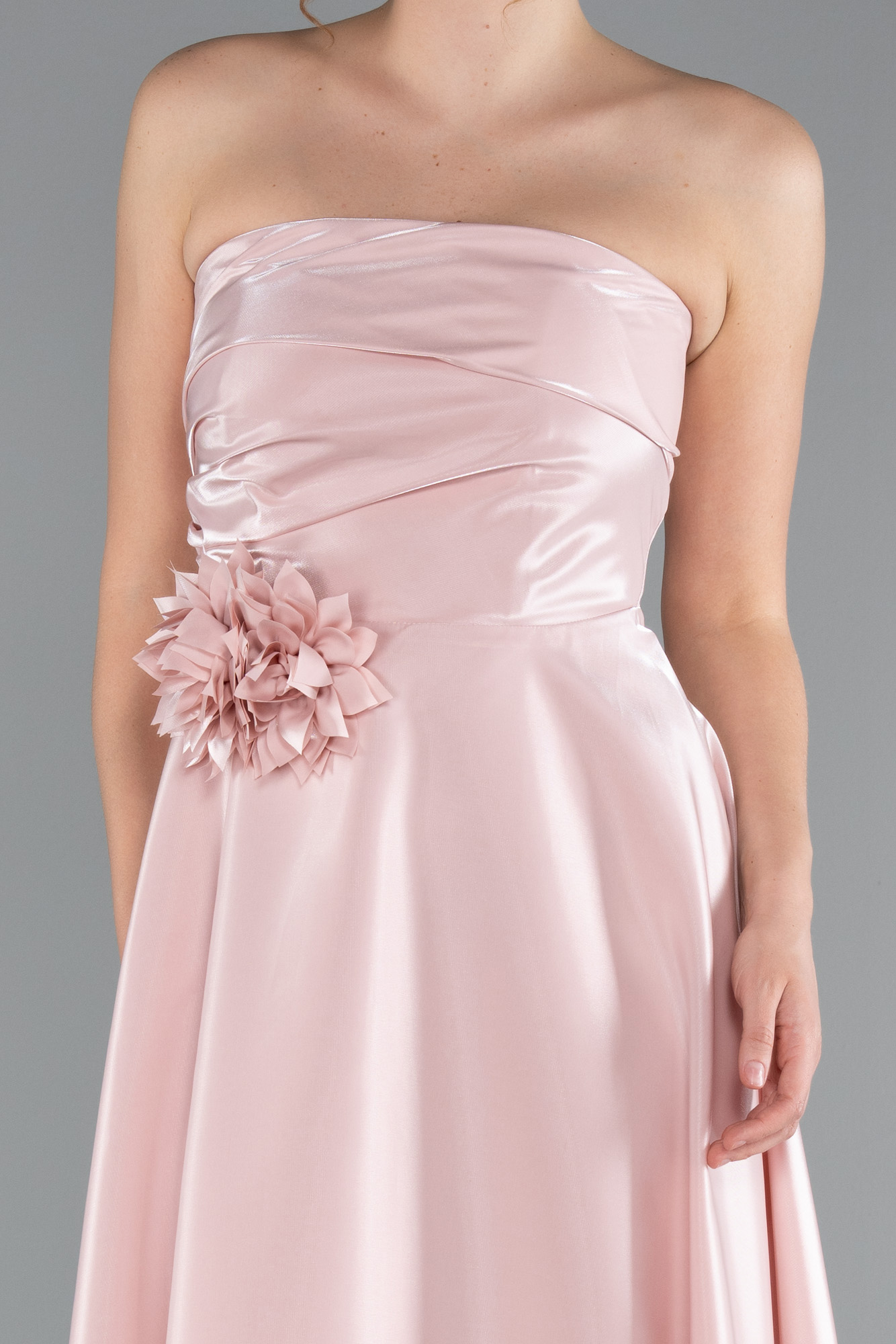Pudra Straplez Çiçek Aksesuarlı Midi Saten Davet Elbisesi ABK2363 - Görsel 3
