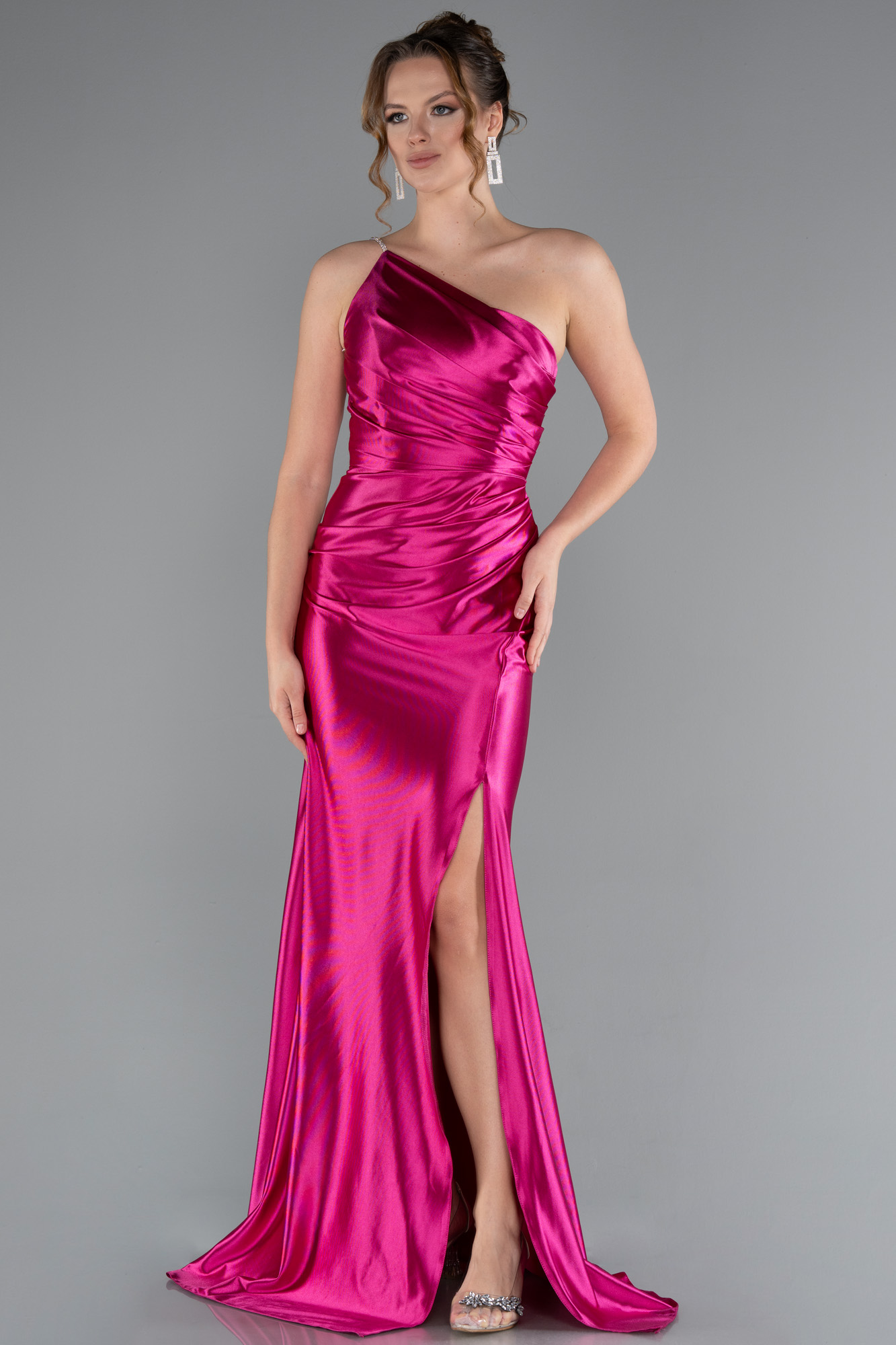 Fuşya Tek Omuz Yırtmaçlı Uzun Saten Mezuniyet Elbisesi ABU5022