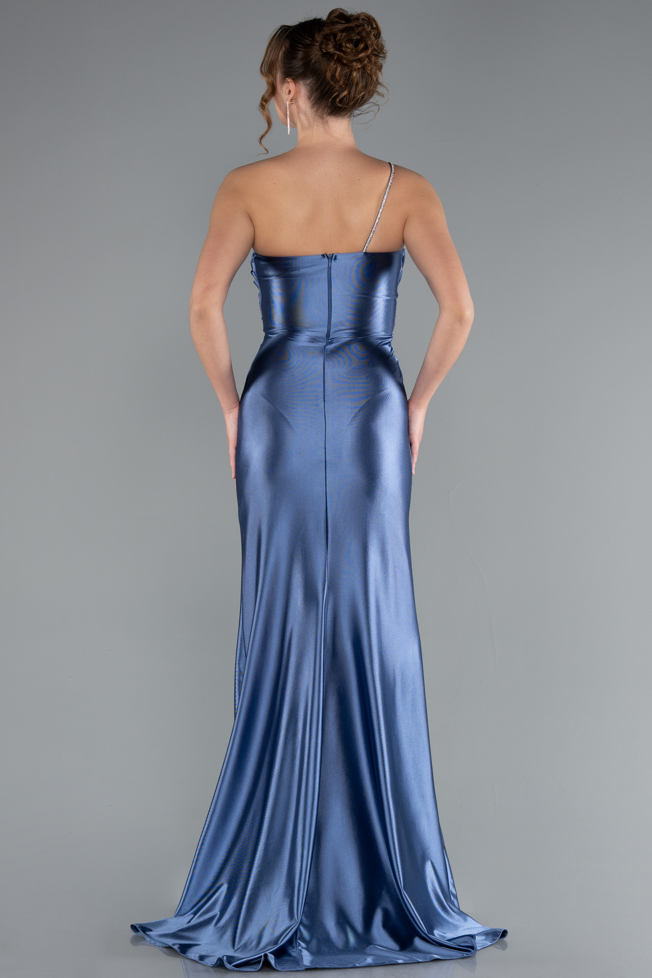 İndigo Tek Omuz Yırtmaçlı Uzun Saten Mezuniyet Elbisesi ABU5022 - Görsel 2