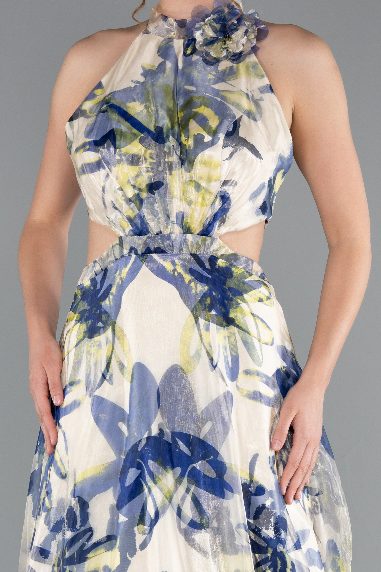 Çok Renkli Halter Yaka Cut Out Uzun Empirme Saten Abiye ABU4686 - Görsel 3