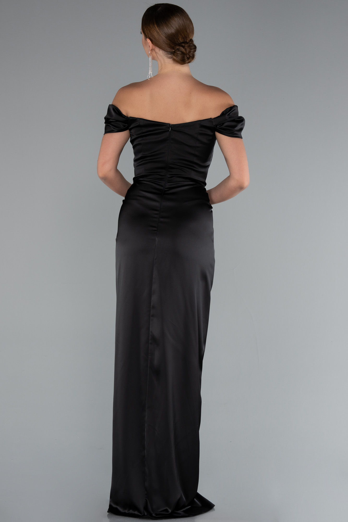 Siyah Kayık Yaka Yırtmaçlı Uzun Saten Mezuniyet Elbisesi ABU5061 - Görsel 2