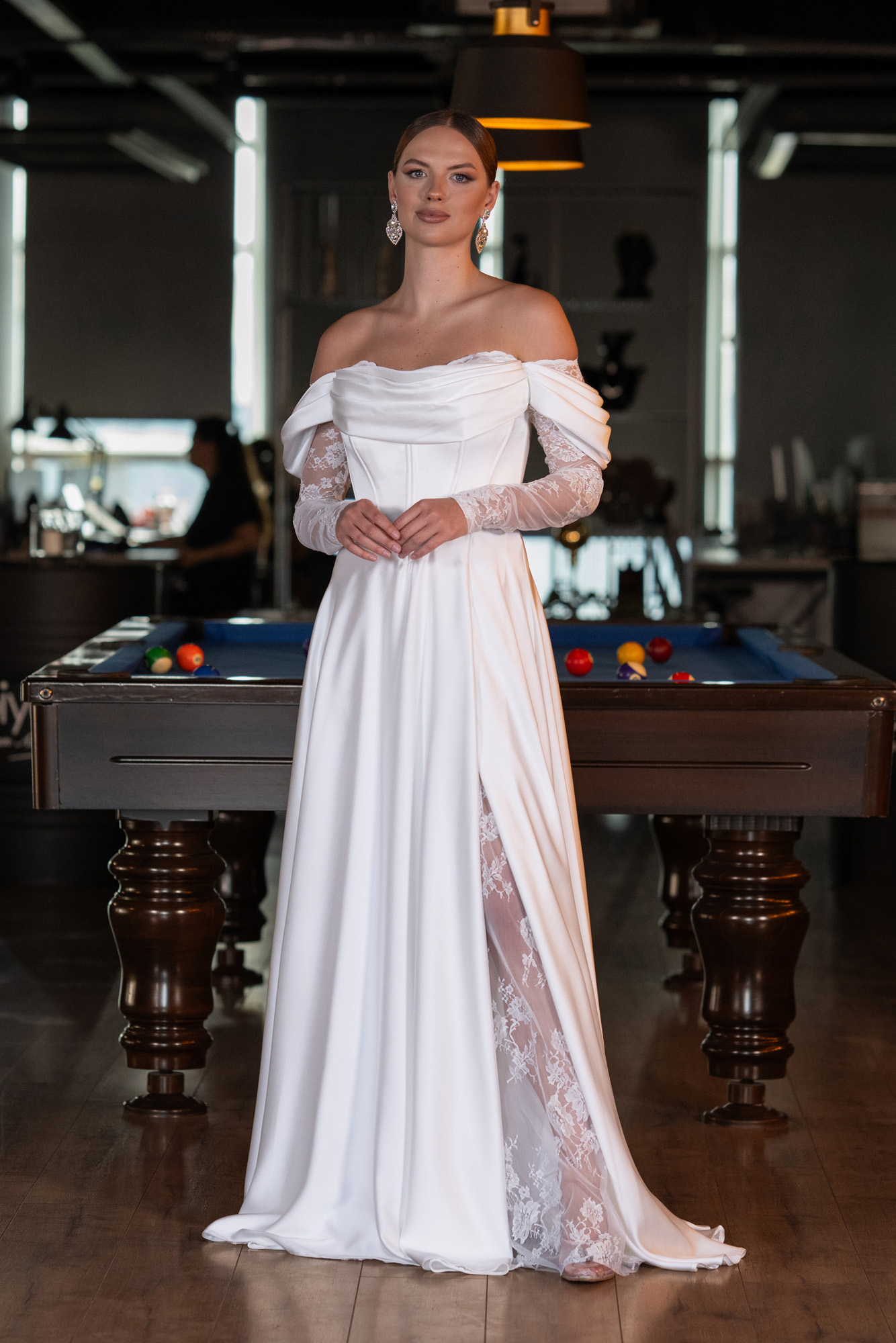 Ekru Dantel Uzun Kol Kayık Yaka Yırtmaçlı Saten Abiye ABU5054