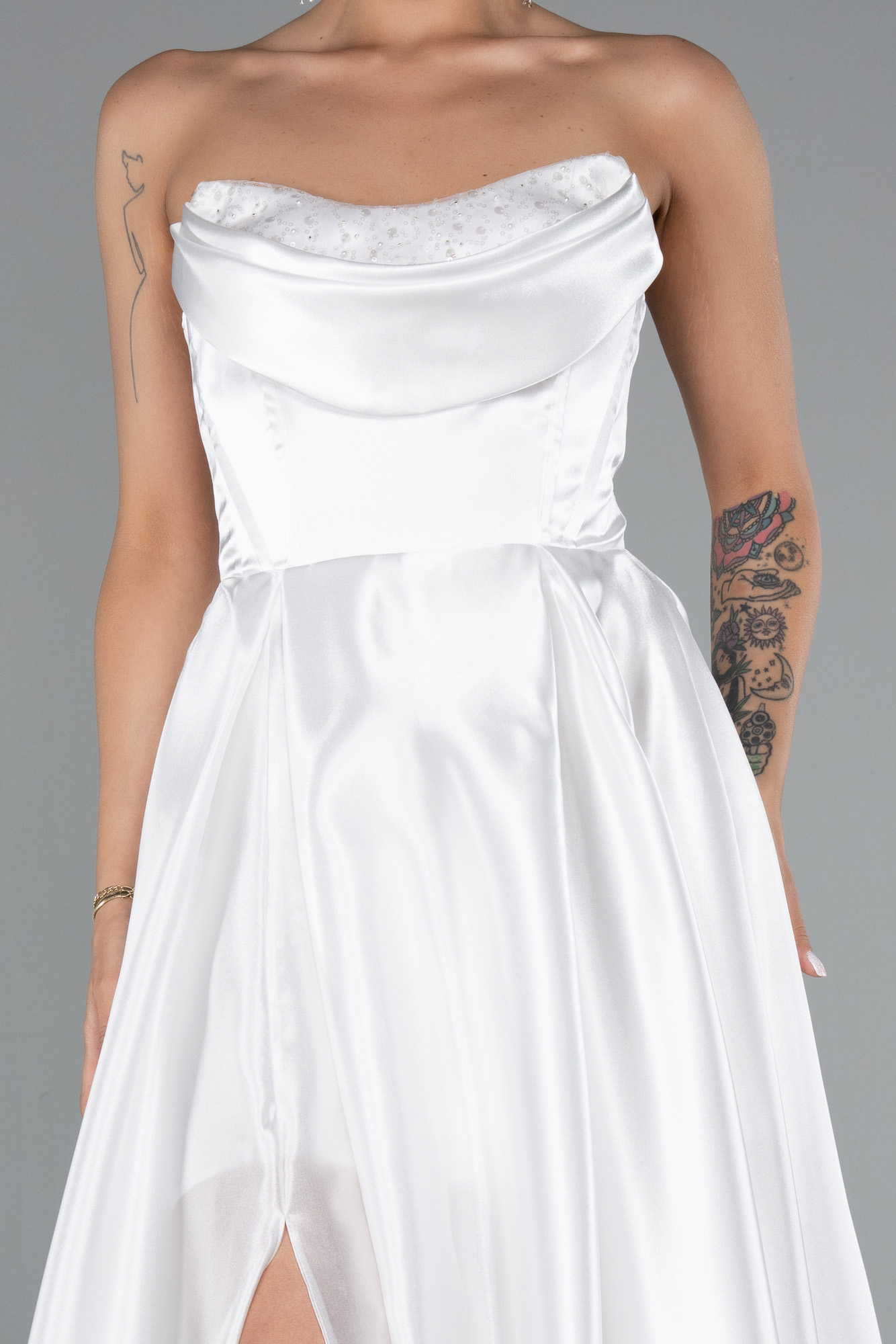 Ekru Straplez Bacak Dekolteli Uzun Saten Abiye Elbise ABU5064 - Görsel 3