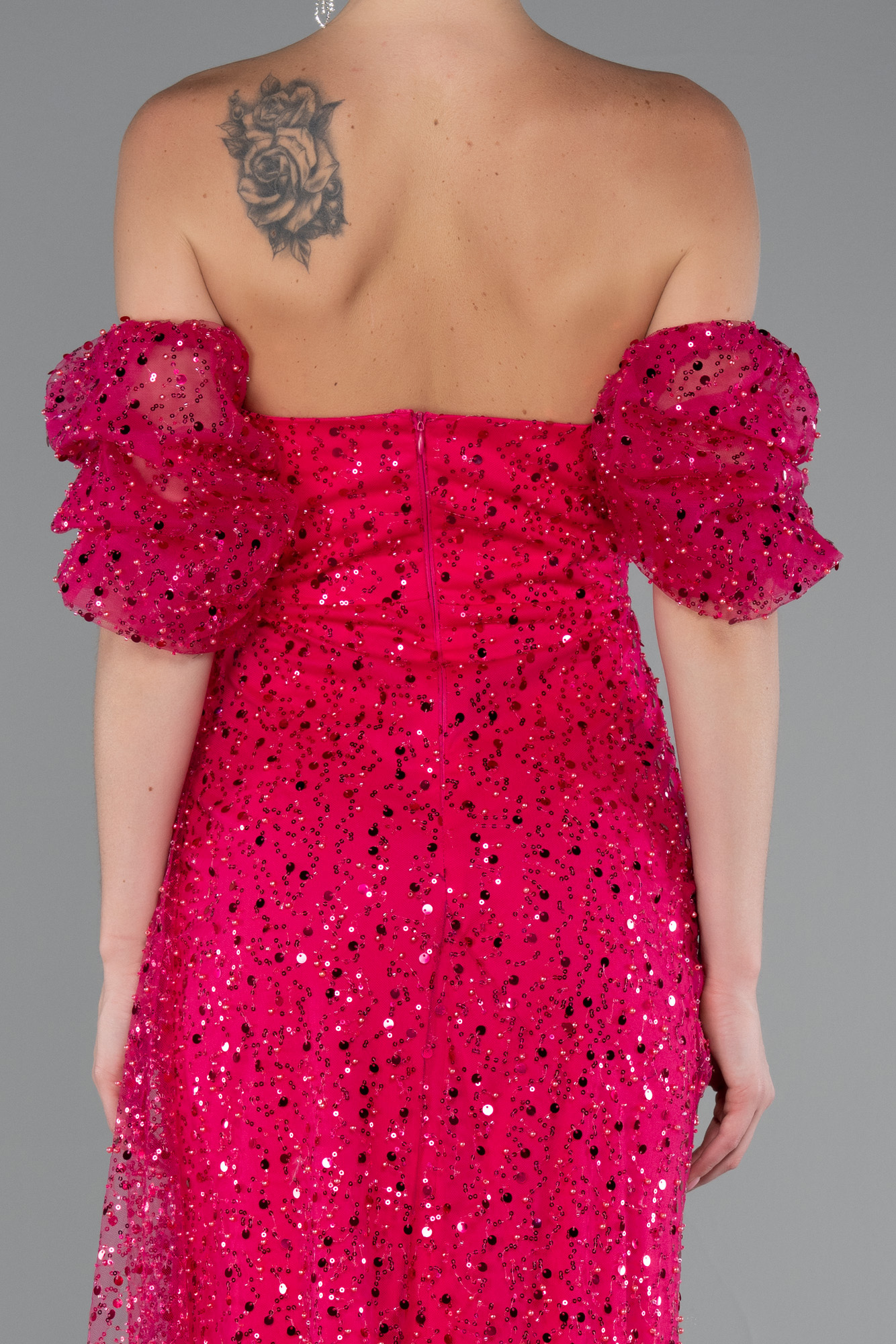 Fuşya Straplez Yırtmaçlı Kol Aksesuarlı Uzun Pullu Abiye ABU5075 - Görsel 4