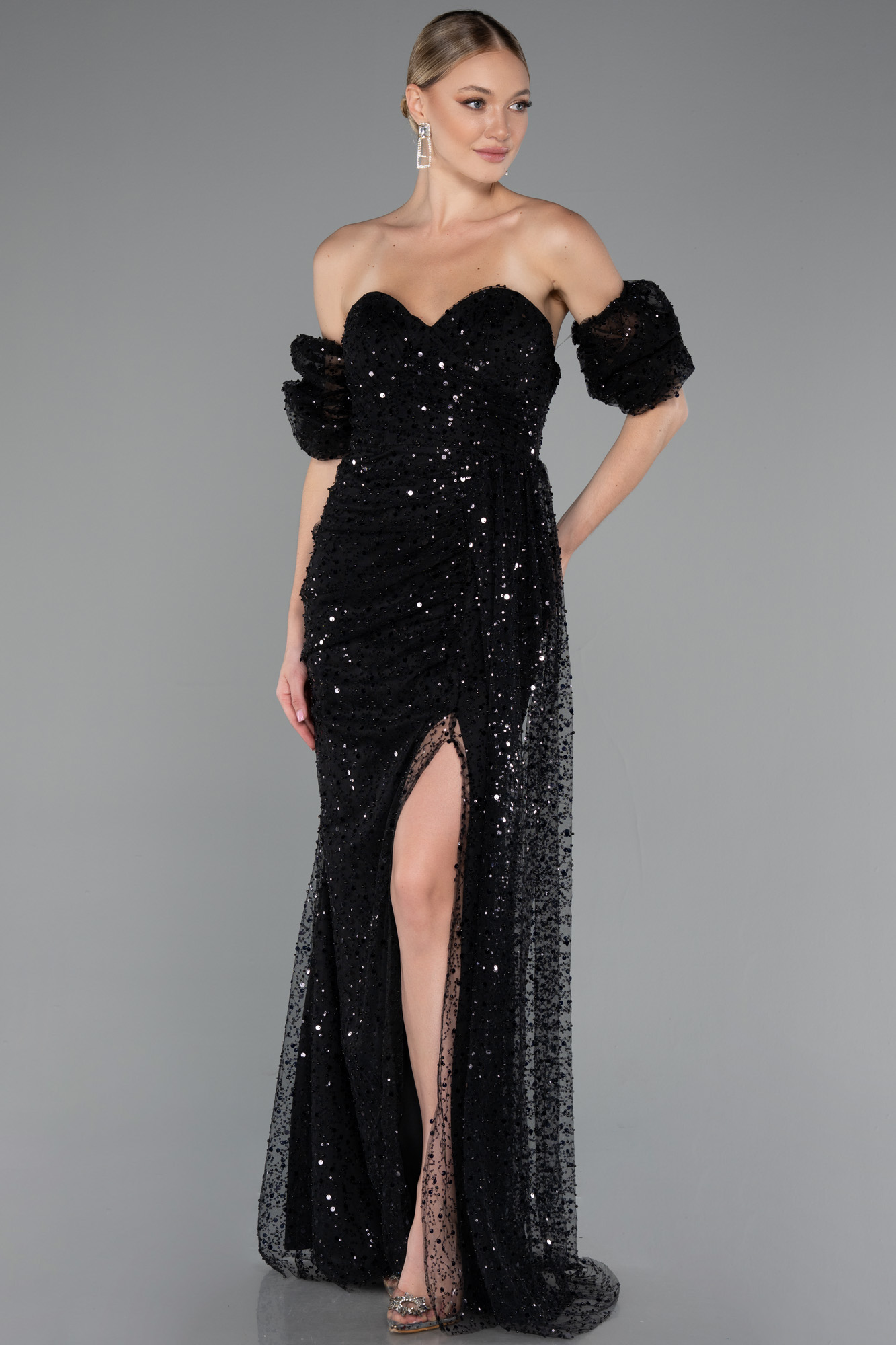 Siyah Straplez Yırtmaçlı Kol Aksesuarlı Uzun Pullu Abiye ABU5075