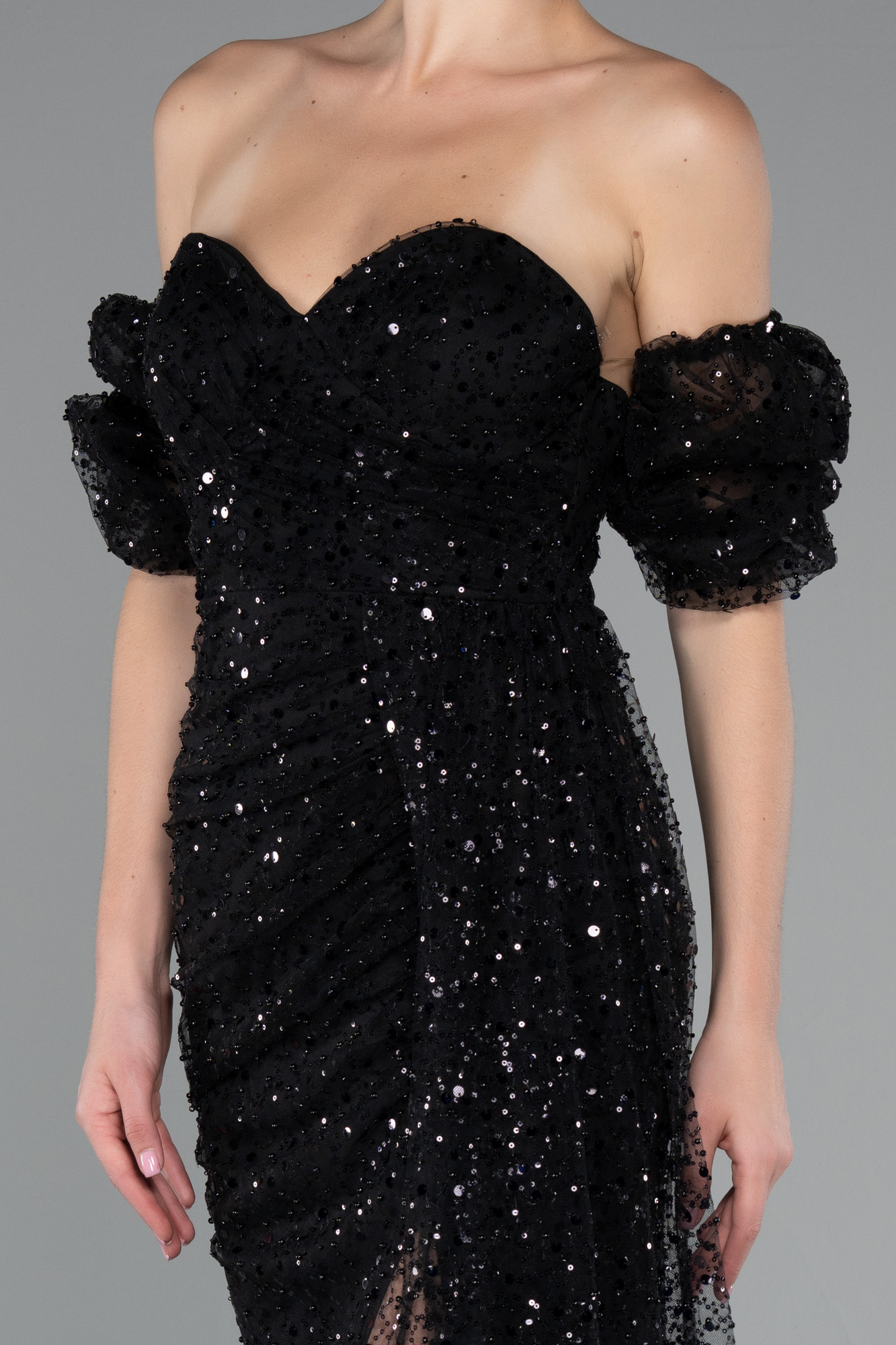 Siyah Straplez Yırtmaçlı Kol Aksesuarlı Uzun Pullu Abiye ABU5075 - Görsel 3