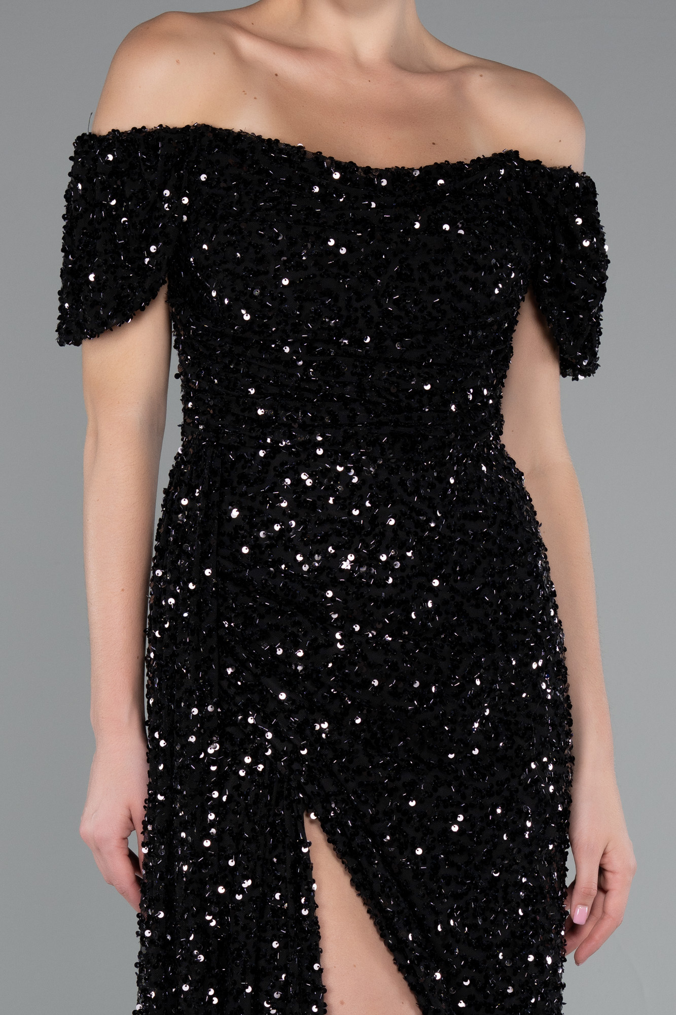 Siyah Kayık Yaka Bacak Dekolteli Uzun Pullu Abiye Elbise ABU4843 - Görsel 3