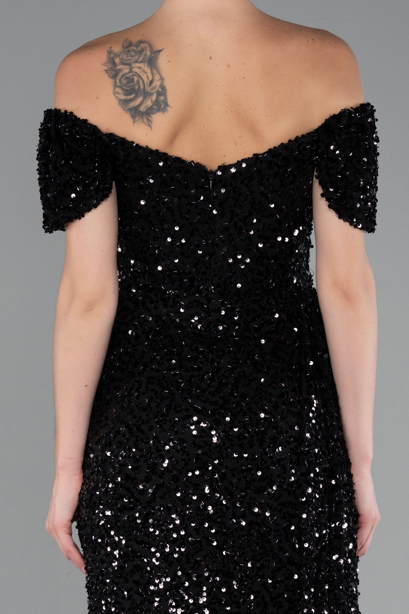 Siyah Kayık Yaka Bacak Dekolteli Uzun Pullu Abiye Elbise ABU4843 - Görsel 4