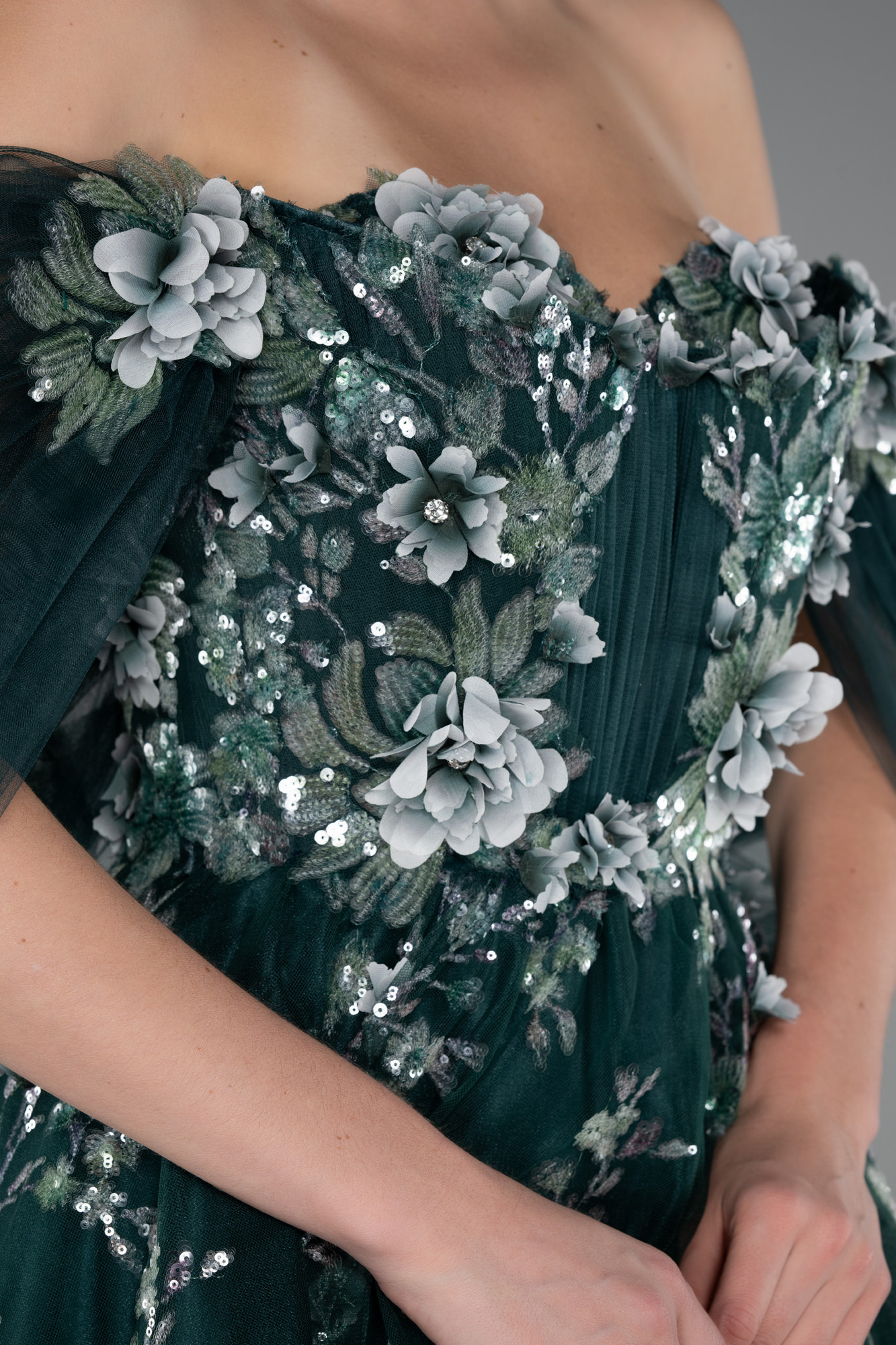 Zümrüt Yeşili Kayık Yaka Çiçek Aplikeli Uzun Büyük Beden Nişanlık ABU5076 - Görsel 5