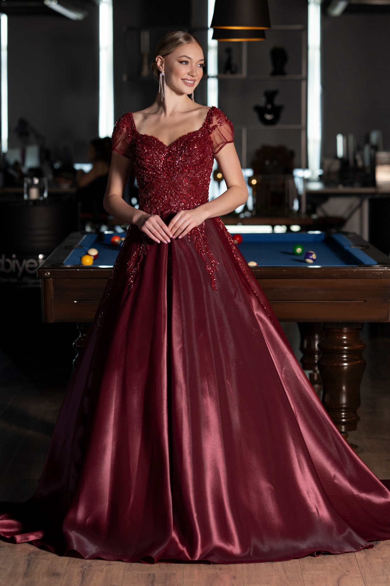 Bordo Kısa Kol Üstü Taşlı Özel Tasarım Nişan Elbisesi ABU4449