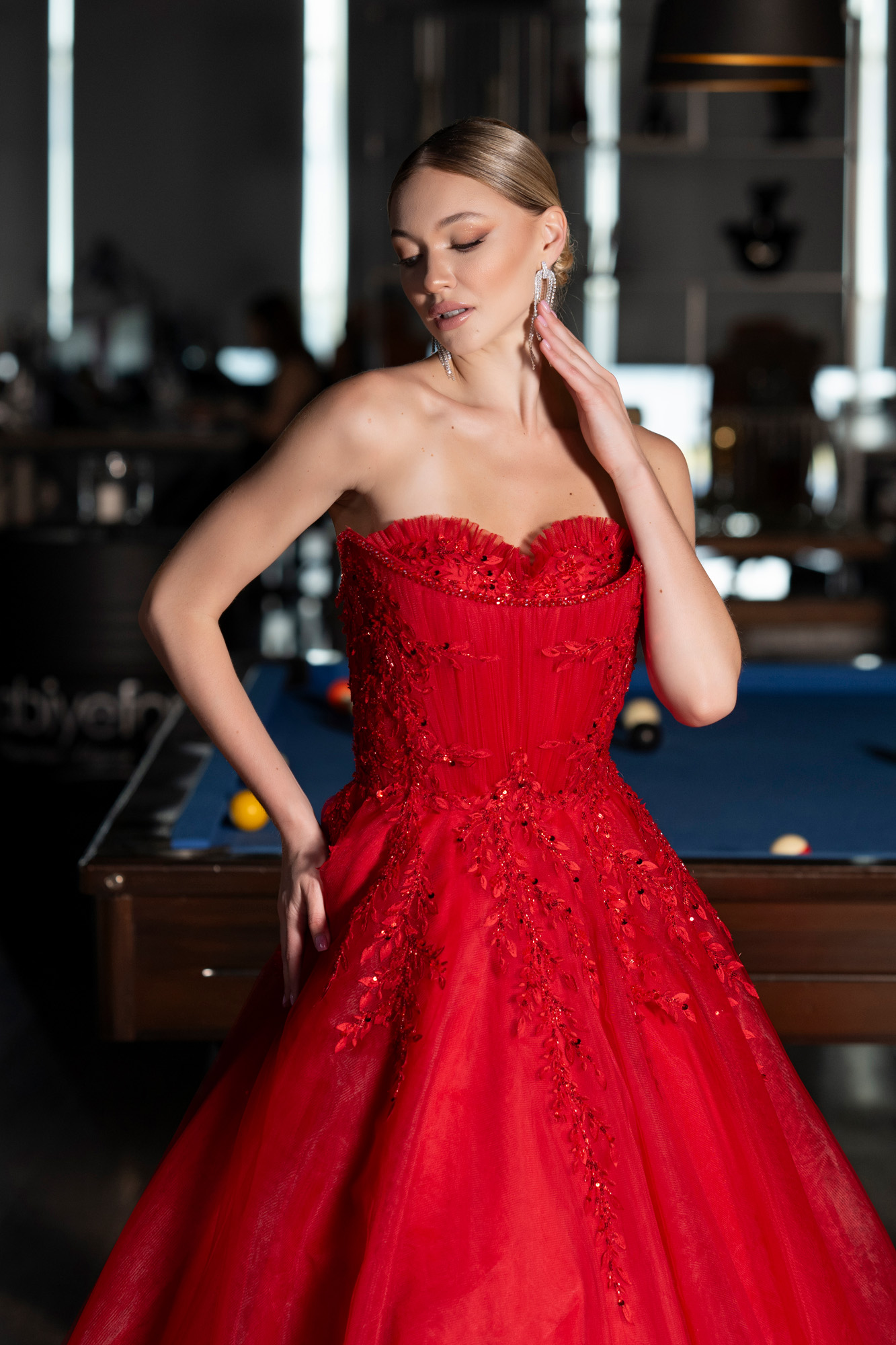 Kırmızı Straplez Güpürlü Uzun Özel Tasarım Nişan Elbisesi ABU4431