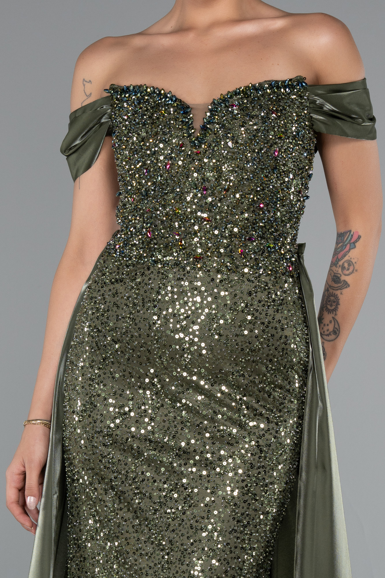 Haki Kayık Yaka Kuyruklu Uzun Taşlı Özel Tasarım Abiye ABU5099 - Görsel 3