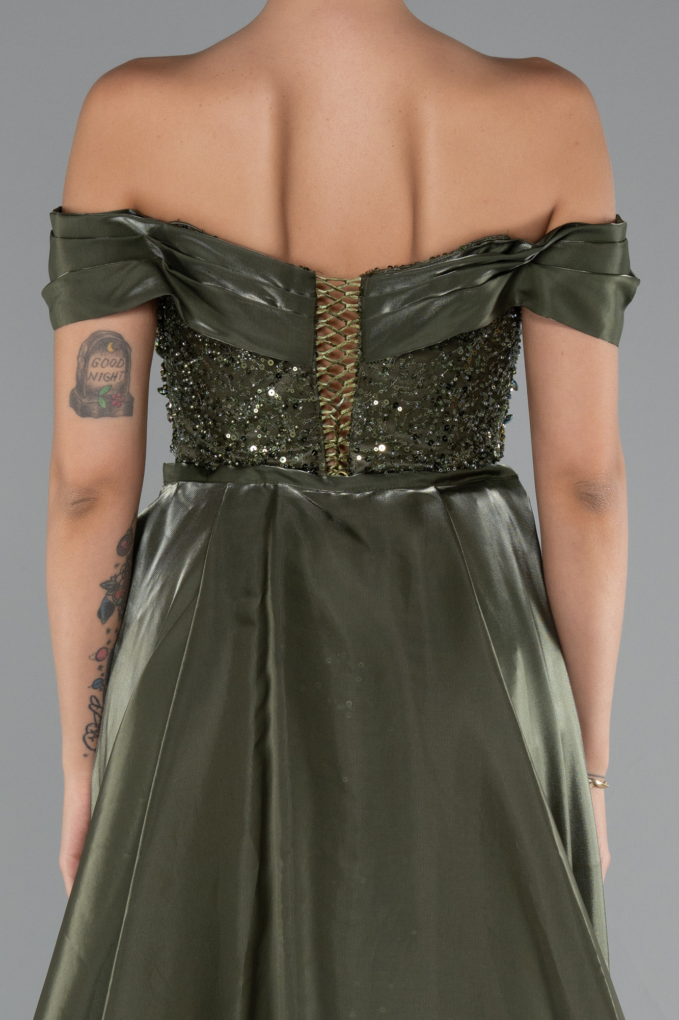 Haki Kayık Yaka Kuyruklu Uzun Taşlı Özel Tasarım Abiye ABU5099 - Görsel 4