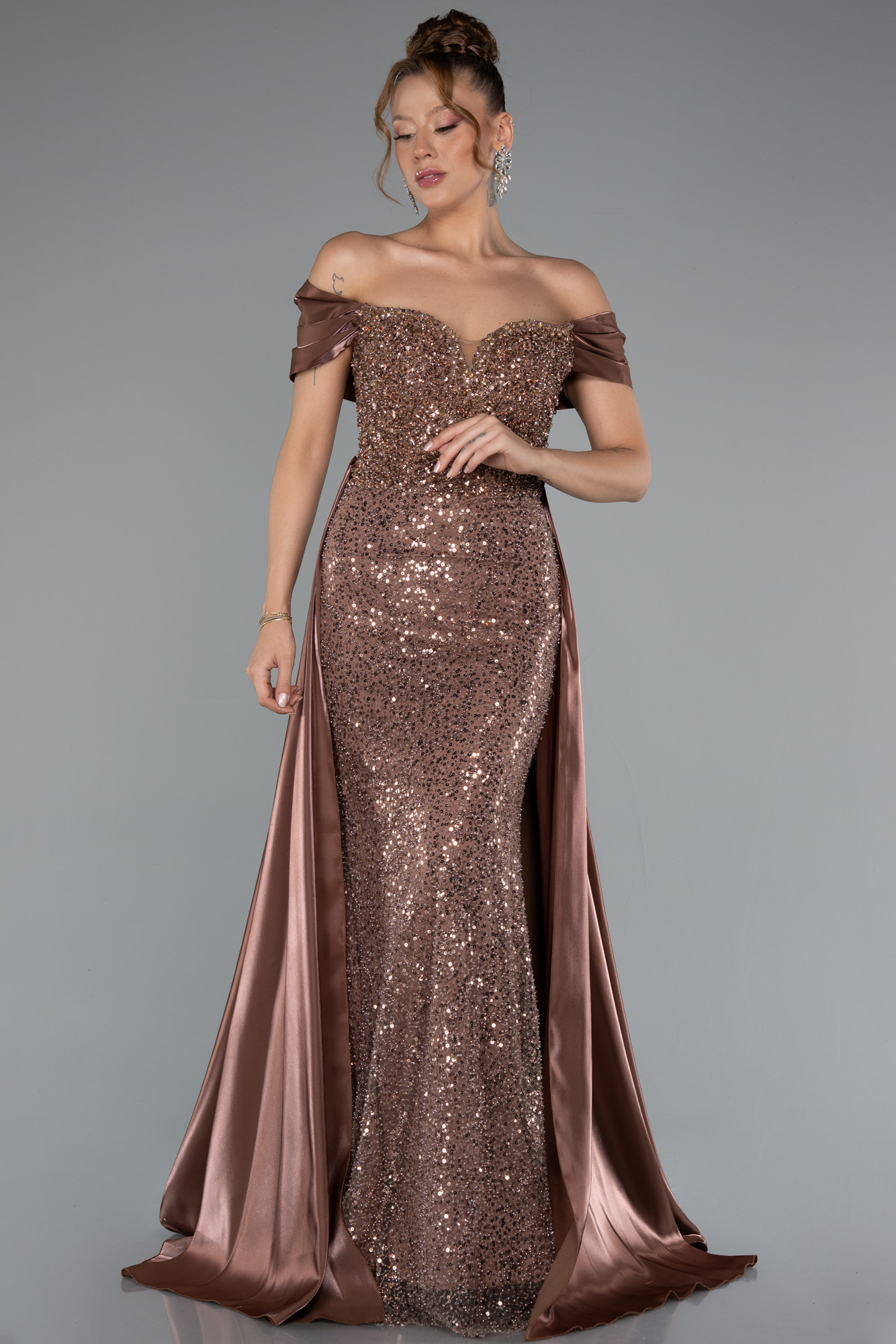 Kahve Kayık Yaka Kuyruklu Uzun Taşlı Özel Tasarım Abiye ABU5099 - Görsel 2