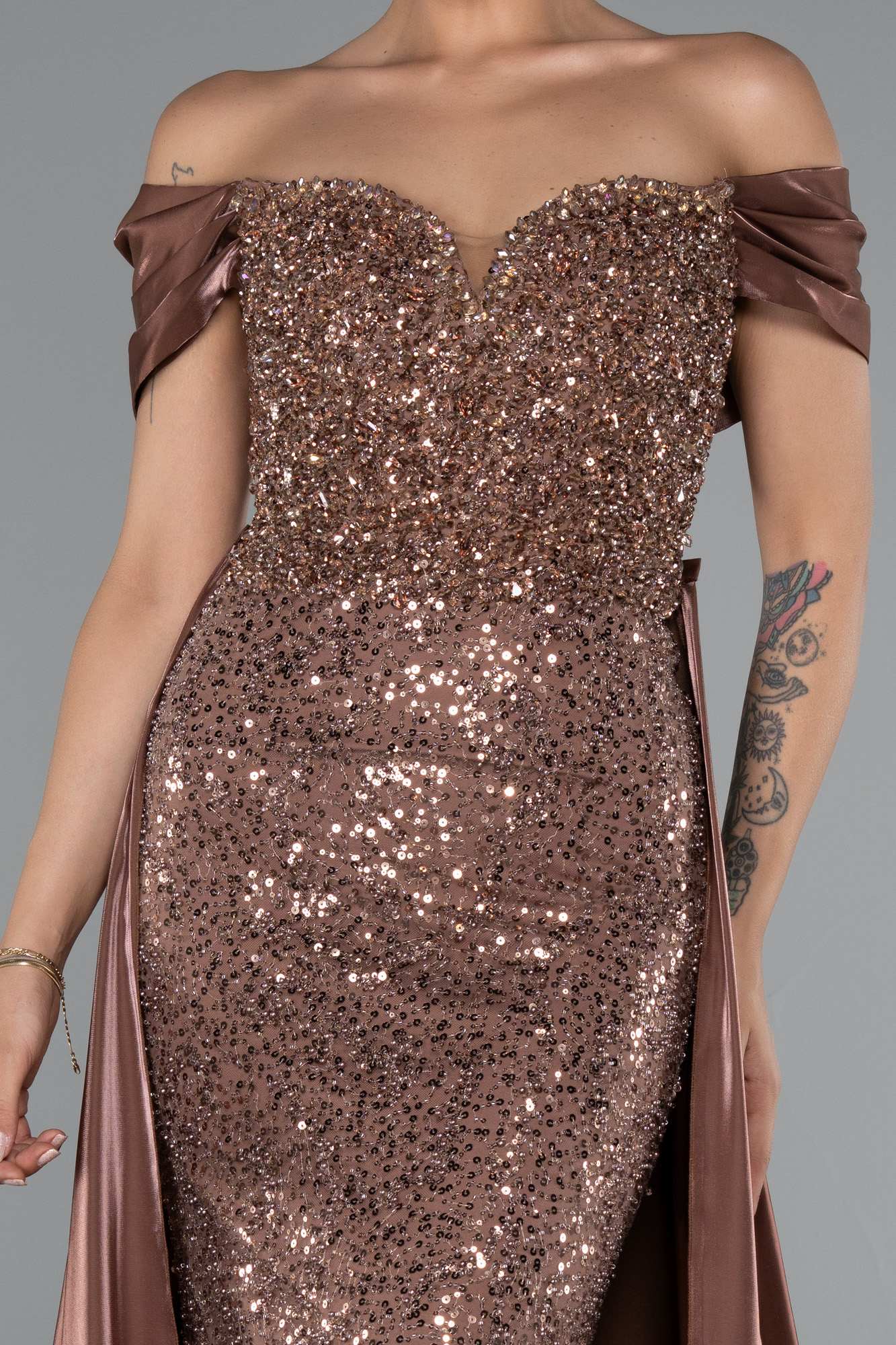 Kahve Kayık Yaka Kuyruklu Uzun Taşlı Özel Tasarım Abiye ABU5099 - Görsel 4