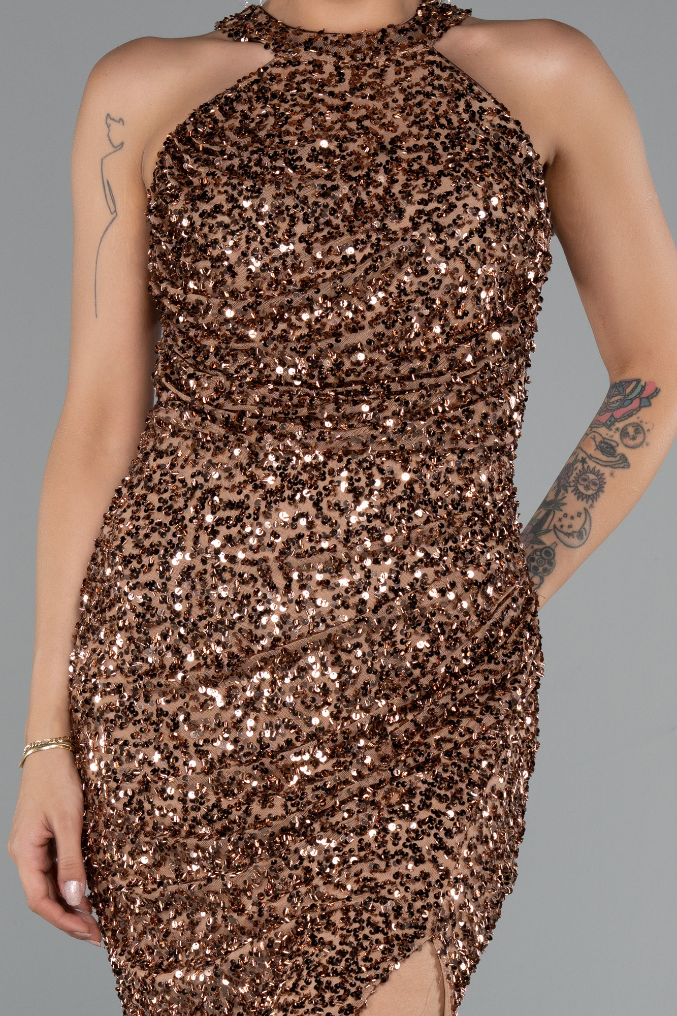 Bakır Halter Yaka Yırtmaçlı Midi Pullu Gece Elbisesi ABK2386 - Görsel 3