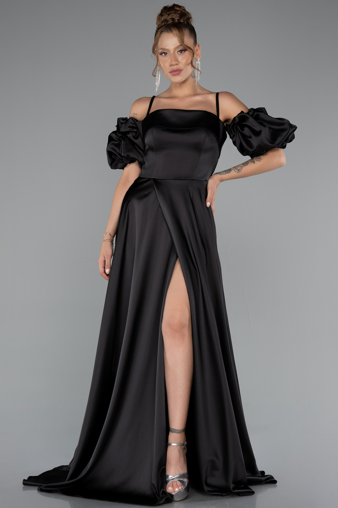 Siyah Yırtmaçlı Askılı Kol Aksesuarlı Uzun Saten Abiye ABU5103