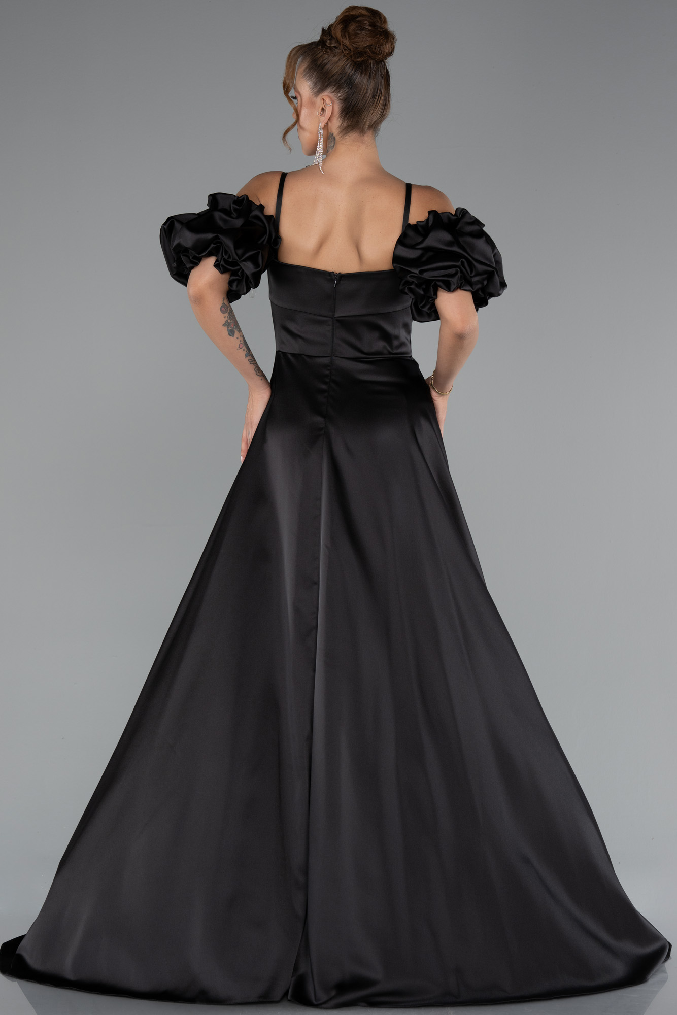 Siyah Yırtmaçlı Askılı Kol Aksesuarlı Uzun Saten Abiye ABU5103 - Görsel 2