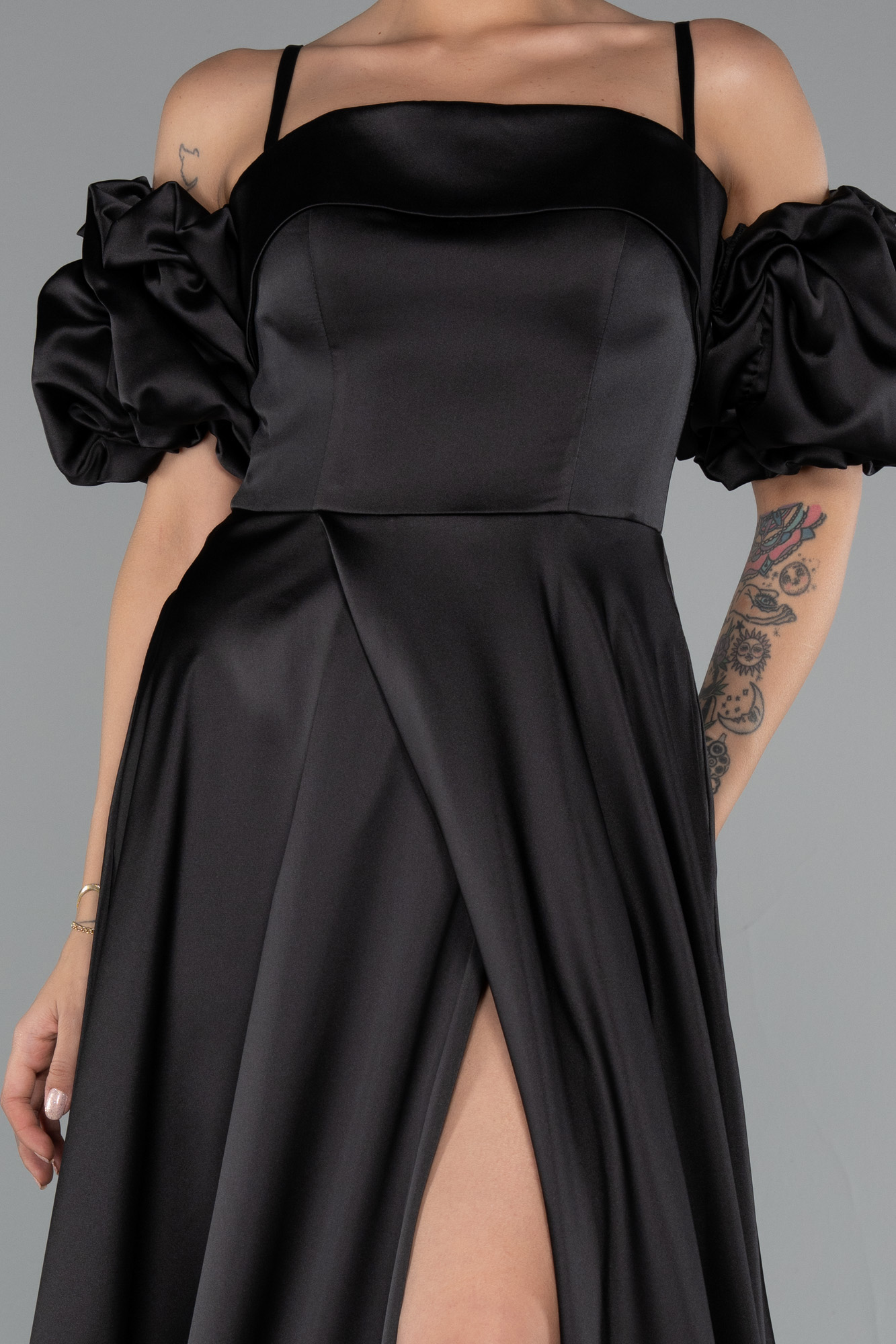 Siyah Yırtmaçlı Askılı Kol Aksesuarlı Uzun Saten Abiye ABU5103 - Görsel 3