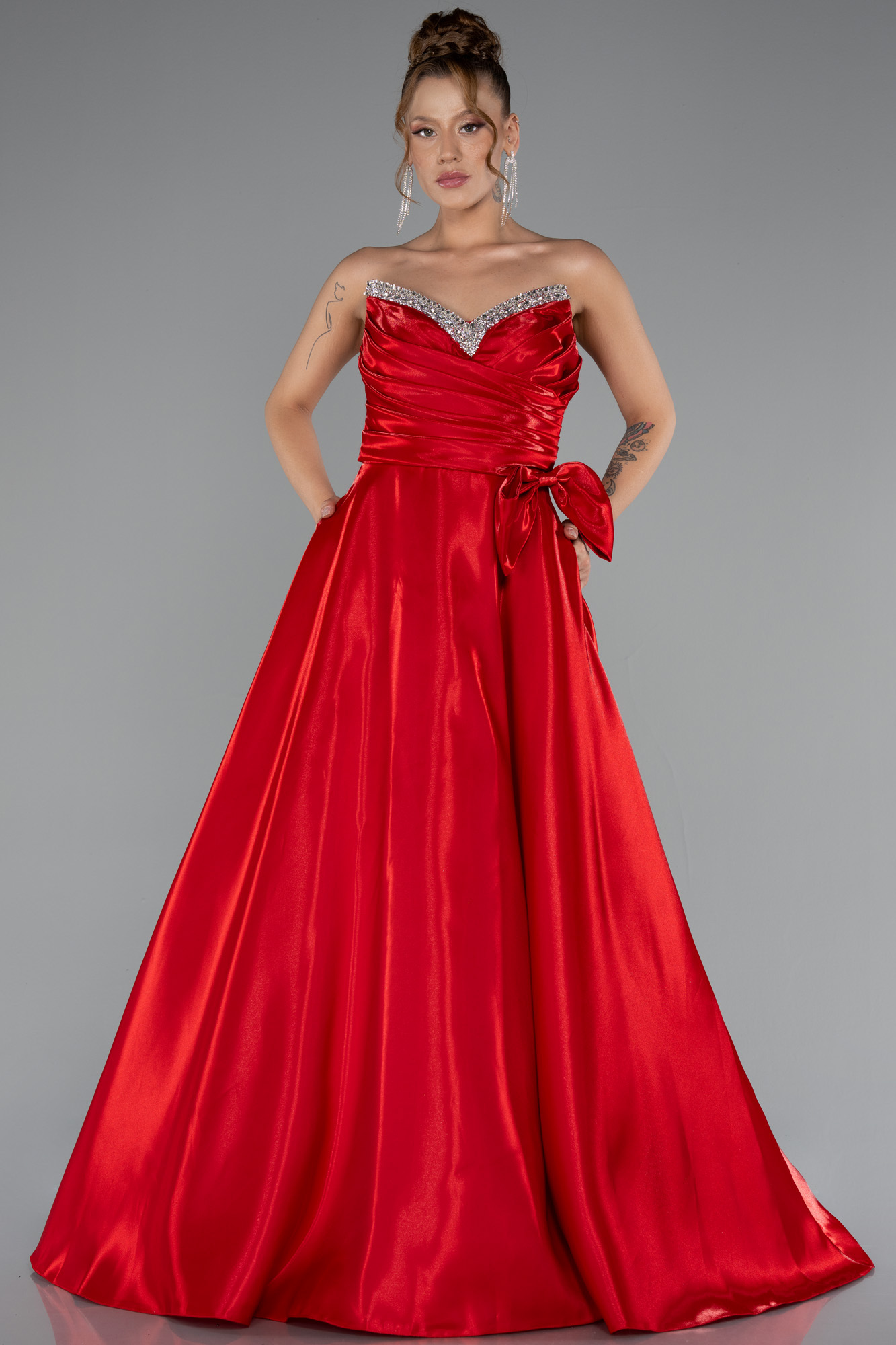 Kırmızı Taşlı Straplez Yaka Uzun Saten Abiye ABU4991