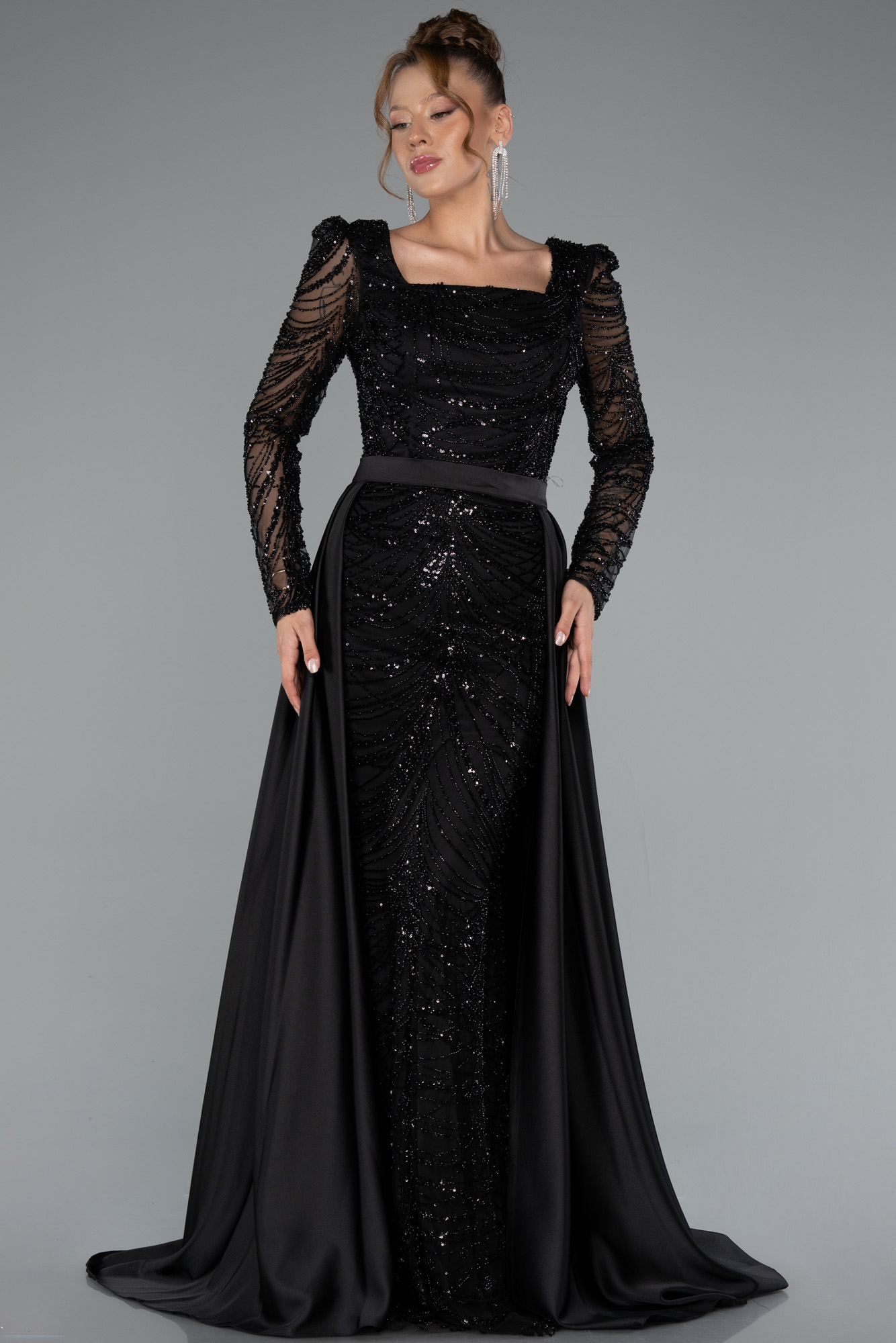 Siyah Taşlı Uzun Kol Kare Yaka Saten Kuyruklu Abiye ABU5107