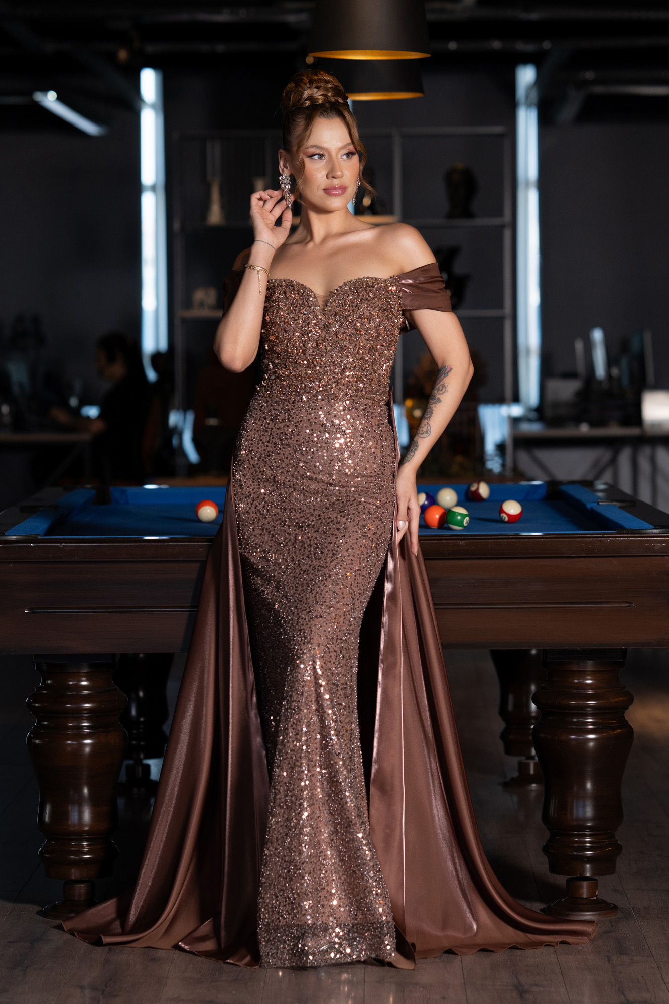 Kahve Kayık Yaka Kuyruklu Uzun Taşlı Özel Tasarım Abiye ABU5099