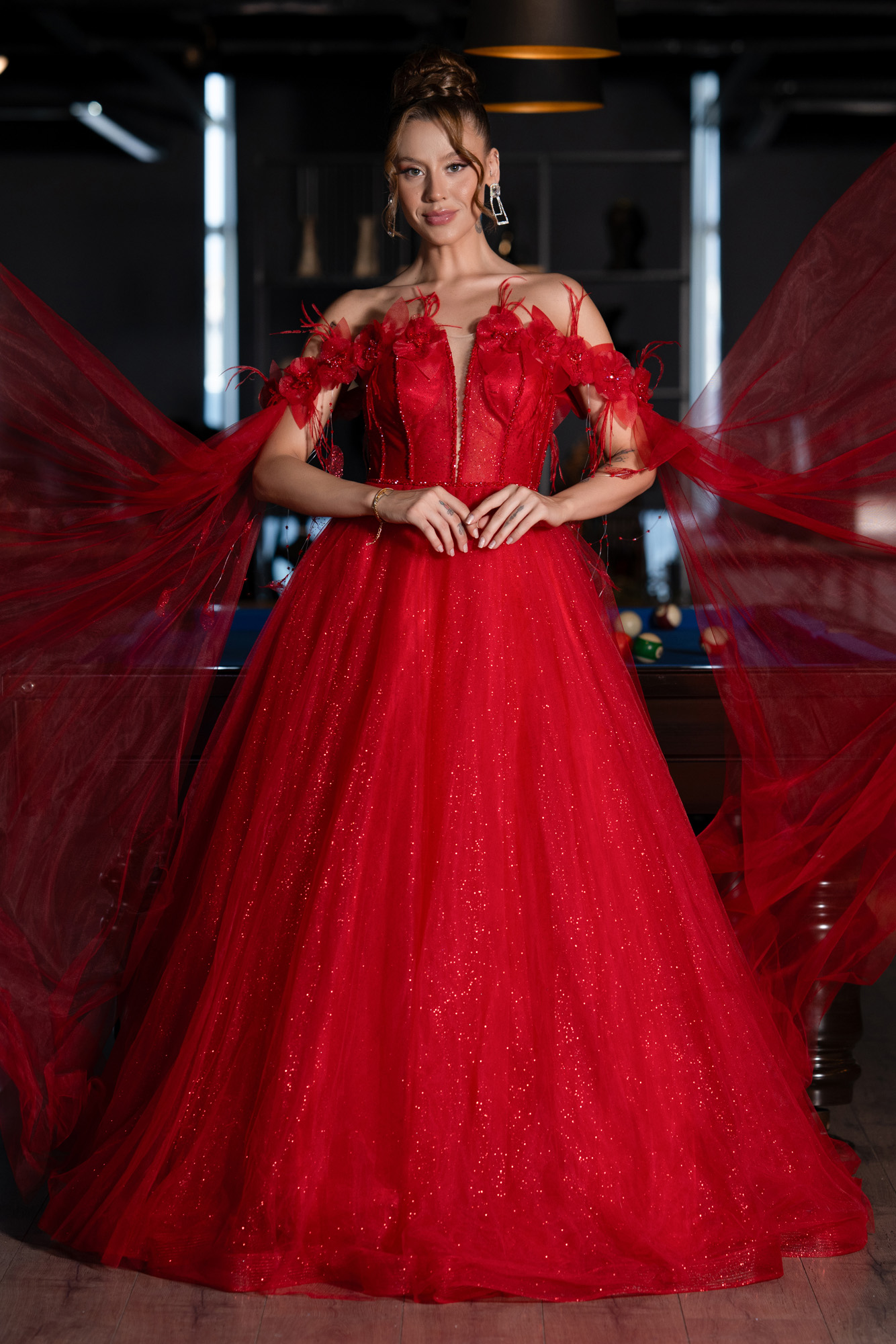 Kırmızı Çiçekli Kayık Yaka Uzun Simli Nişan Elbisesi ABU5101