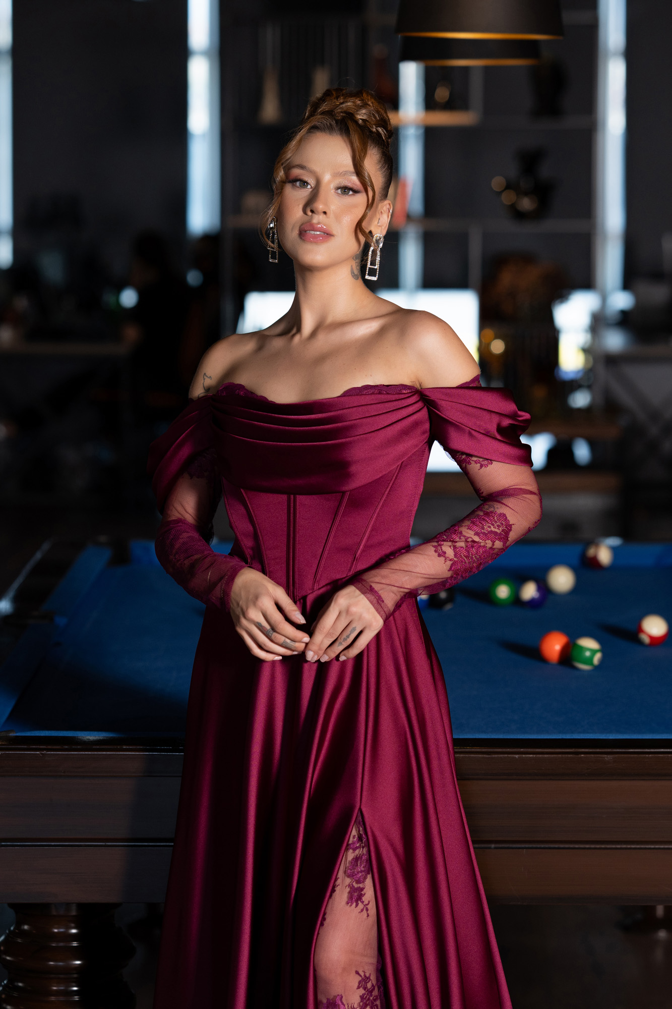 Mürdüm Dantel Uzun Kol Kayık Yaka Yırtmaçlı Saten Abiye ABU5054 - Görsel 2