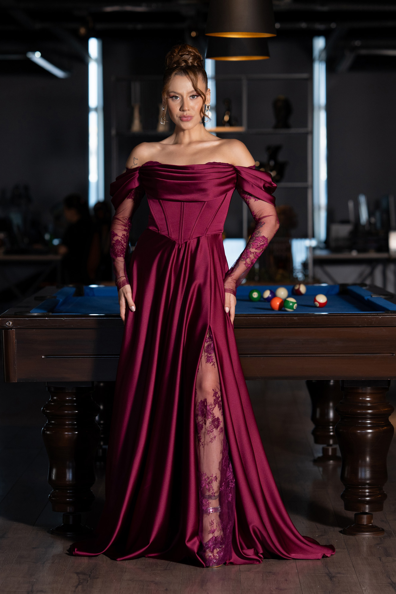 Mürdüm Dantel Uzun Kol Kayık Yaka Yırtmaçlı Saten Abiye ABU5054