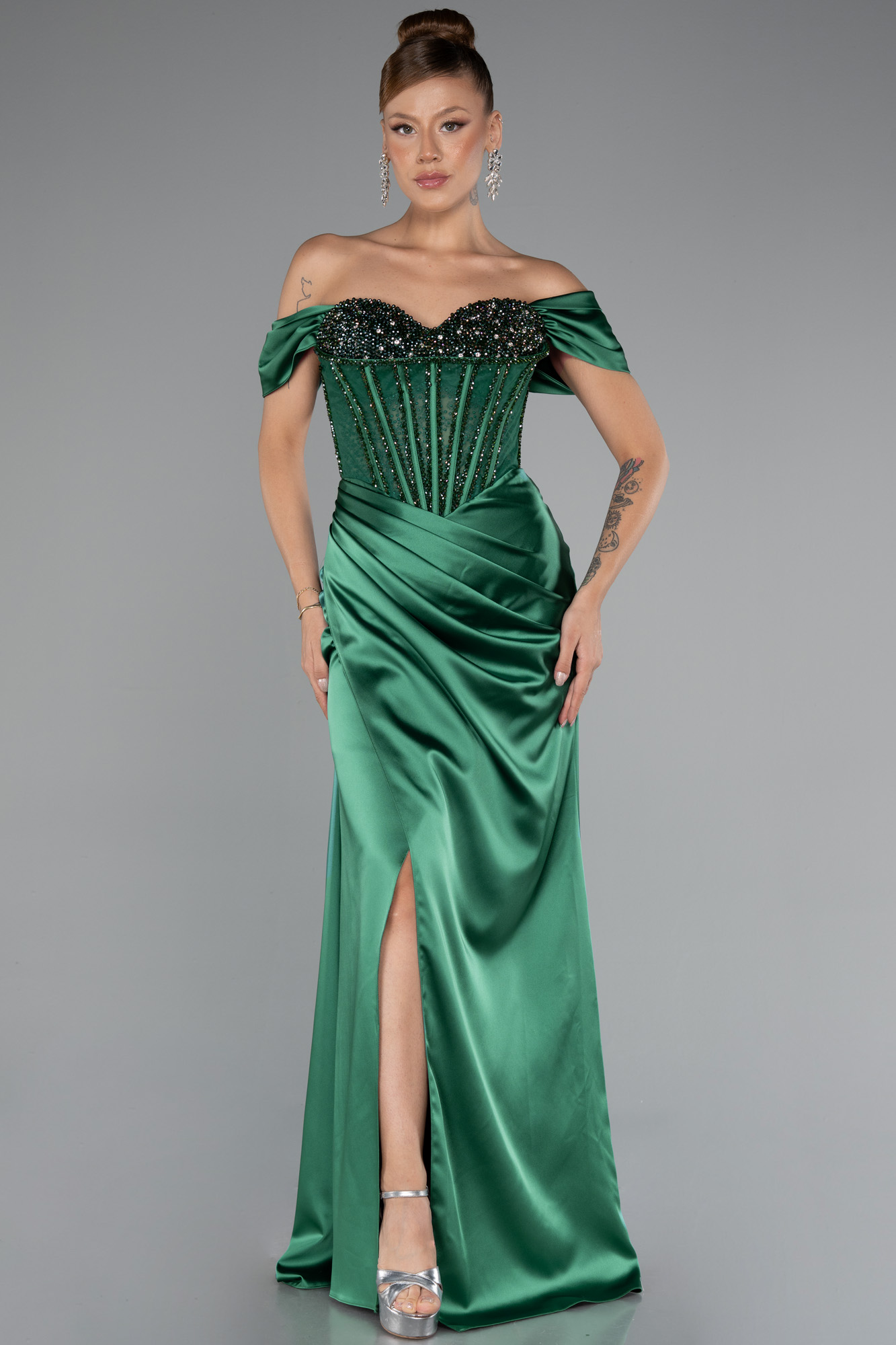 Zümrüt Yeşili Kayık Yaka Taşlı Balen Korse Detay Uzun Saten Abiye ABU5130