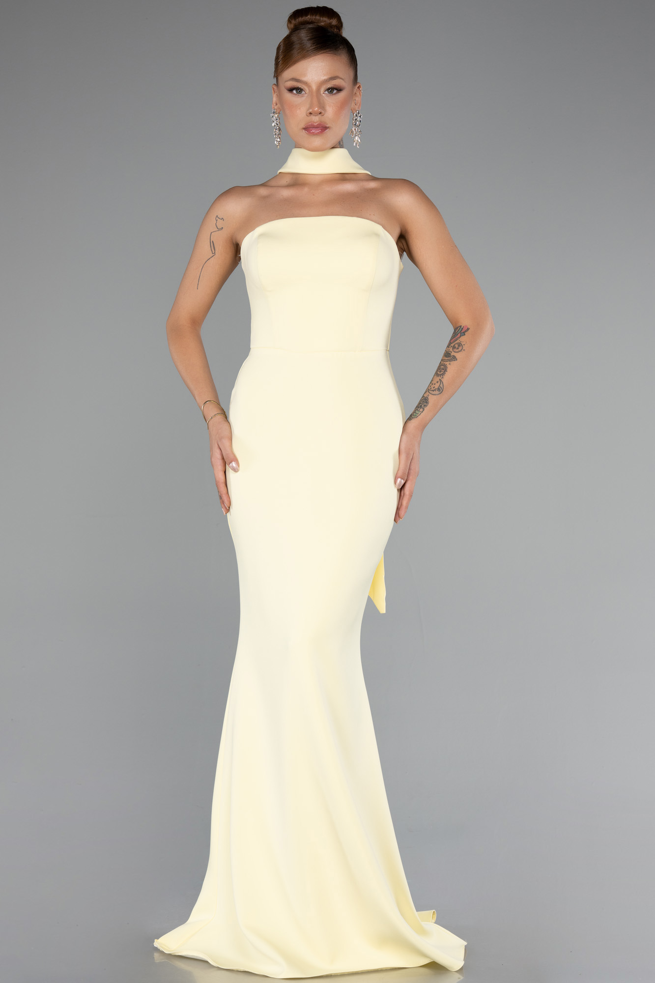 Sarı Straplez Şal Aksesuarlı Uzun Balık Abiye ABU5097