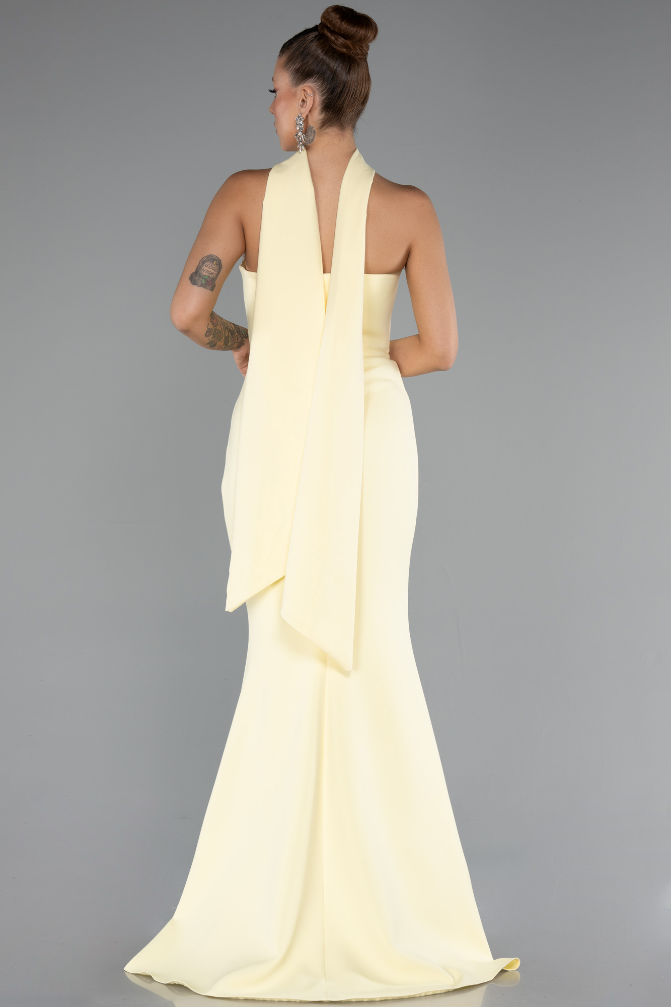 Sarı Straplez Şal Aksesuarlı Uzun Balık Abiye ABU5097 - Görsel 2