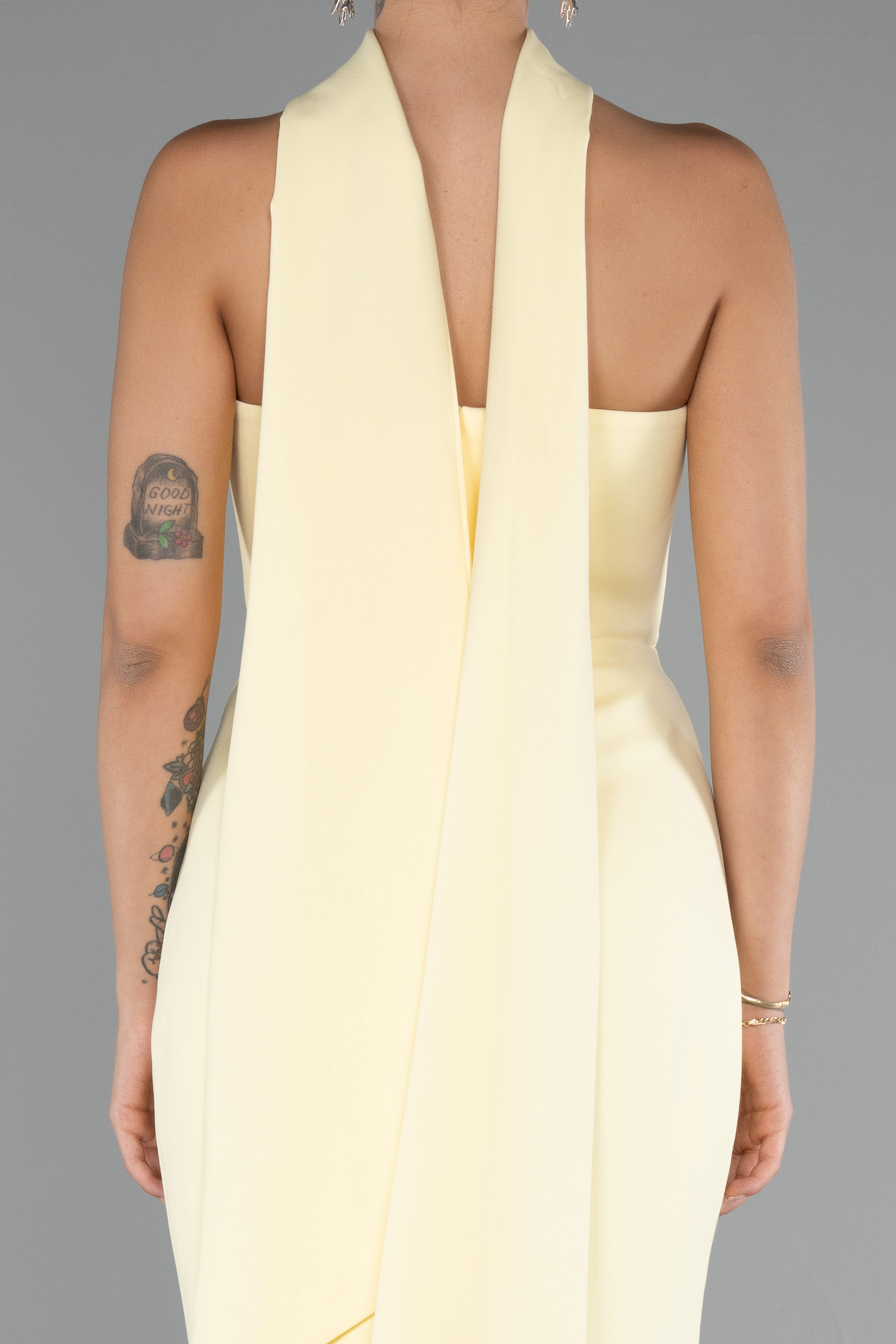 Sarı Straplez Şal Aksesuarlı Uzun Balık Abiye ABU5097 - Görsel 4